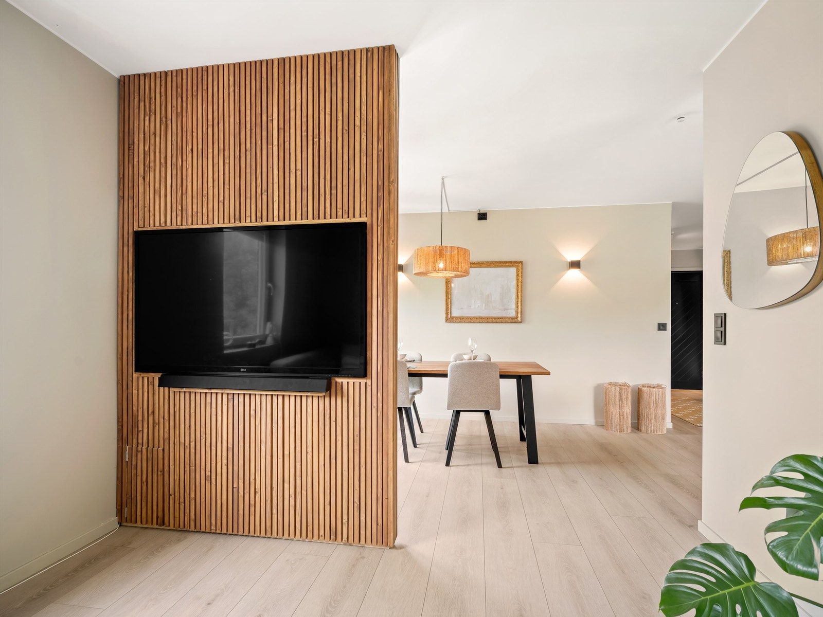 Et langstrakt spisebord har sin naturlige plass på den åpne gulvflaten utenfor TV-kroken, i nær kontakt med kjøkkenet. Galleribilde