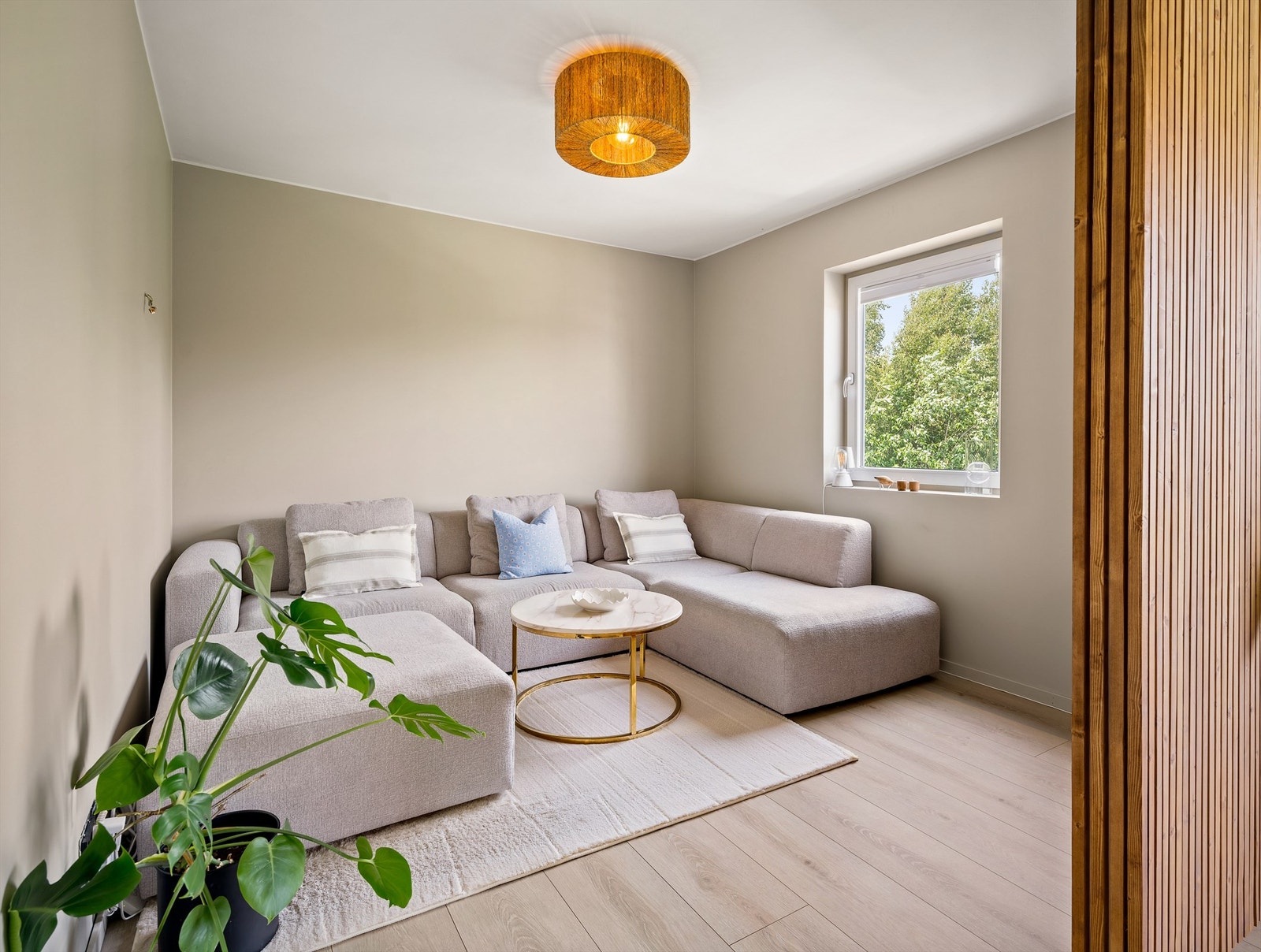 Denne delen av stuen var opprinnelig leilighetens hovedsoverom, som er fullt mulig å re-etablere. Galleribilde