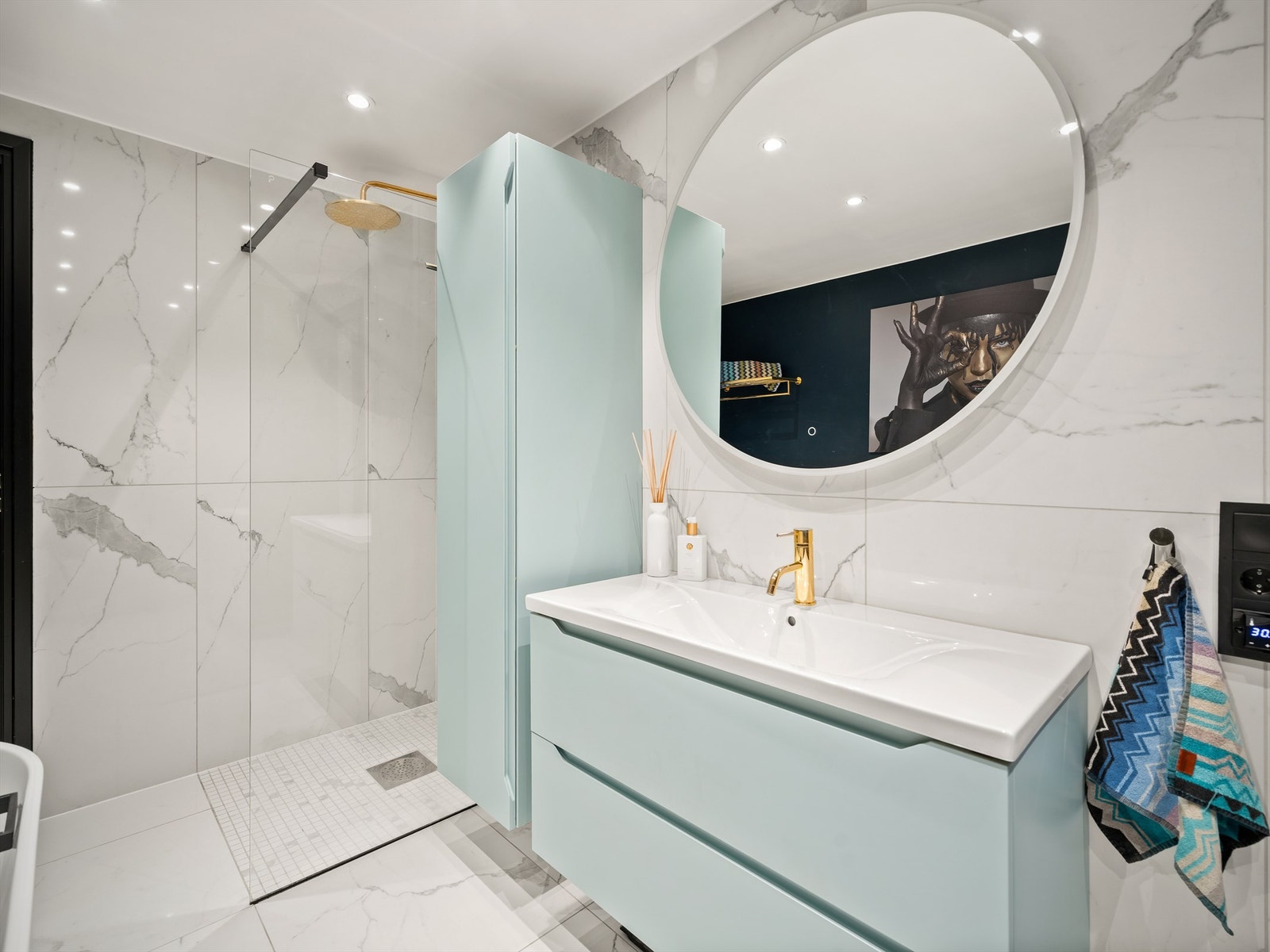 Store fliser i hvit marmor er lagt på store deler av gulvet og montert veggene tilstøtende dusjsonen. Gulvet har også varme. Galleribilde