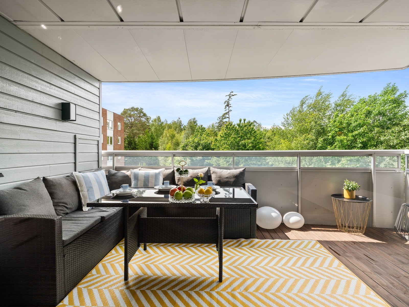 Ute på den romslige balkongen sitter du henvendt mot grønne og fredelige omgivelser ved markagrensen, skjermet av lunende tak. Galleribilde