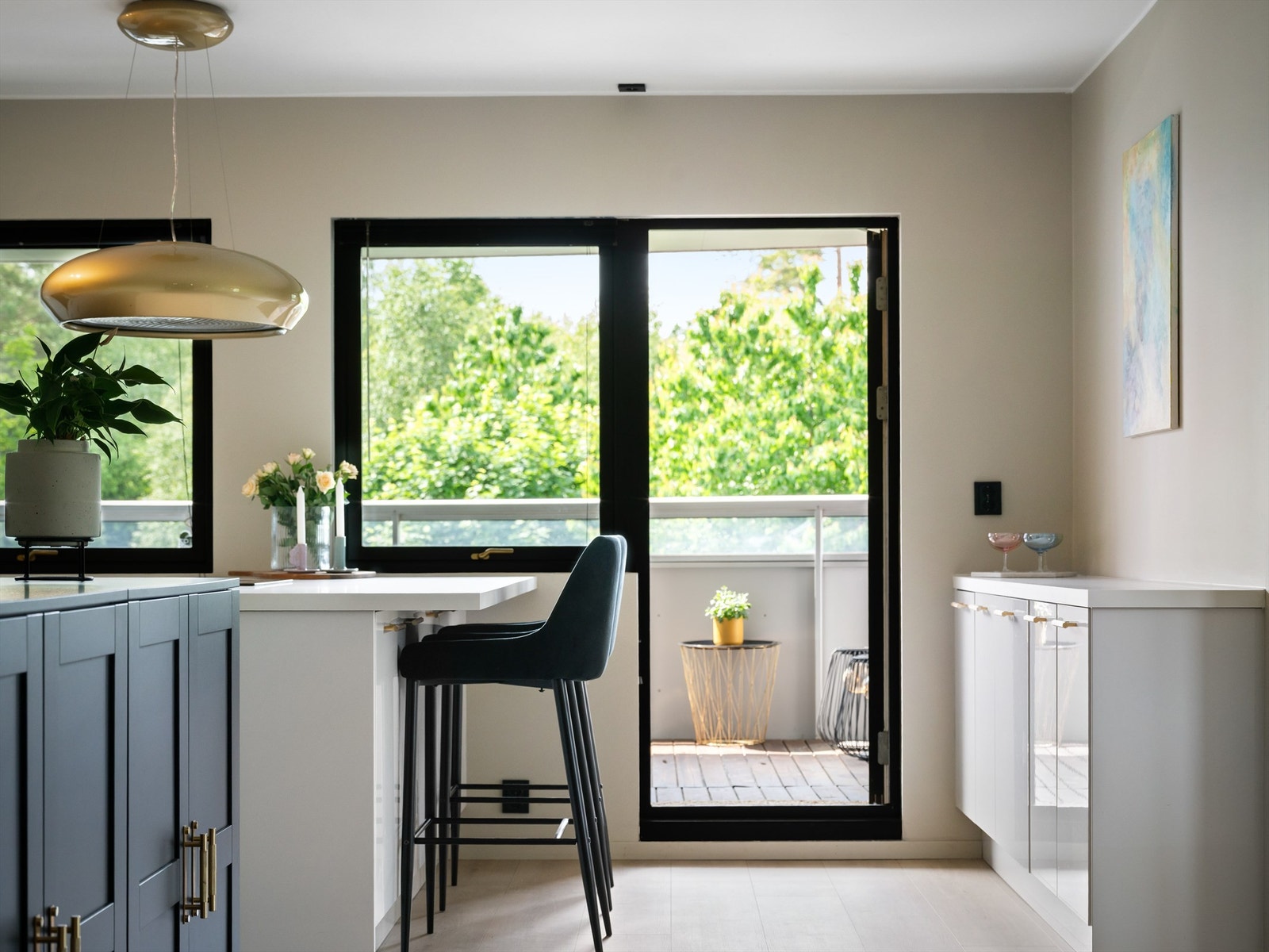 Ut til balkongen er det meget enkelt å ta med mat og forfriskninger - rett fra kjøkkenet. Galleribilde