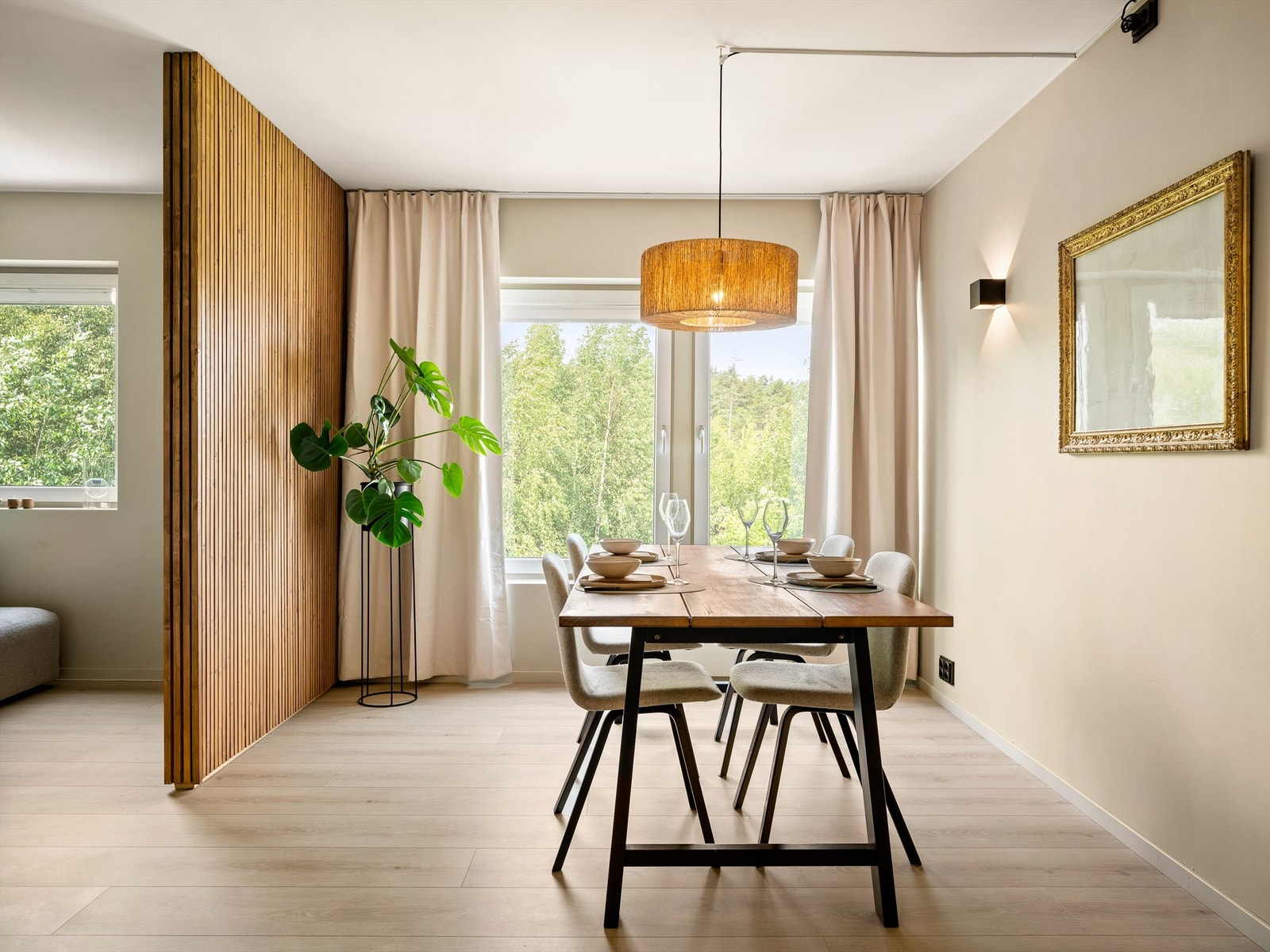 Malerarbeid er utført i de fleste rom gjennom de seneste tre årene. I stuen er himlingen i tillegg helsparklet. Galleribilde