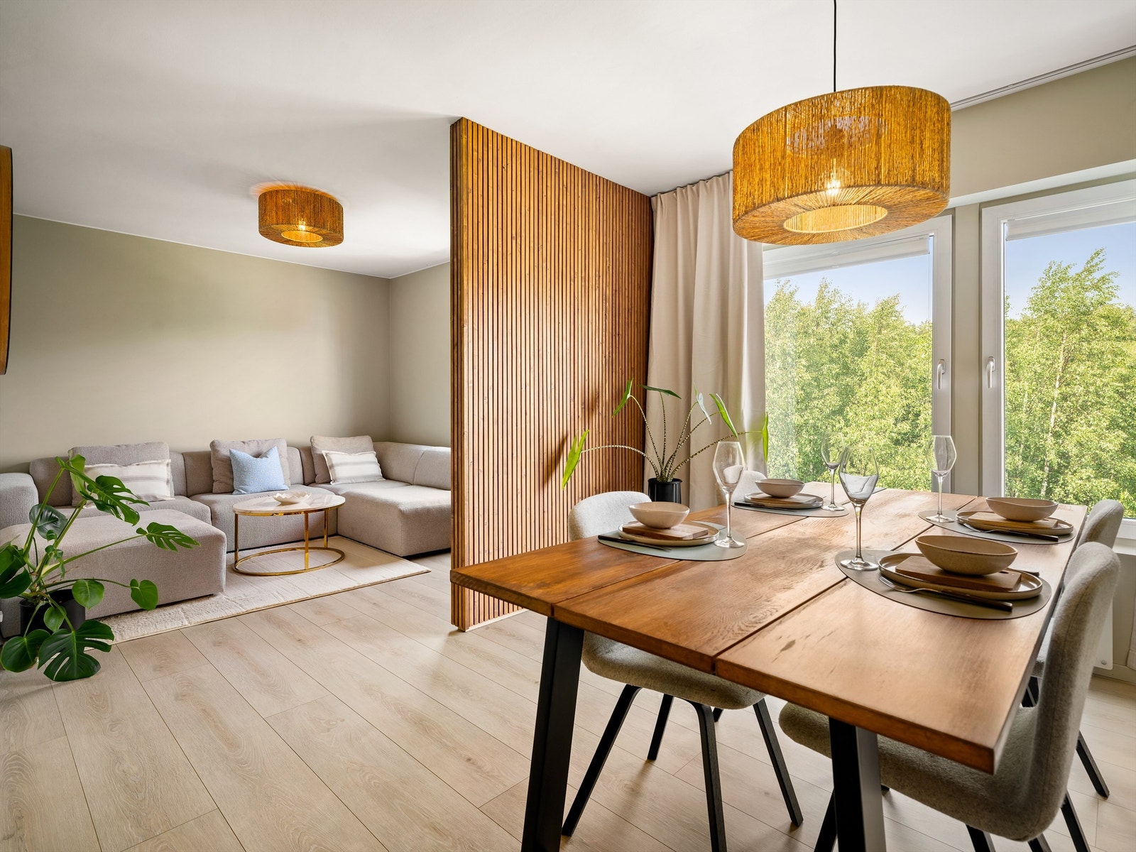 En nylig oppført delevegg kledd med tidsaktuelle spiler deler stuen i to soner. Galleribilde