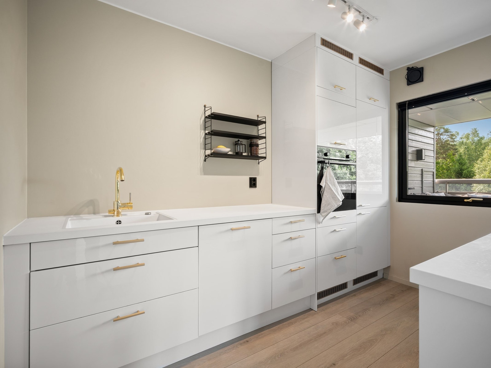 Kjøkkenets innredning er en lekker løsning fra Epoq som også fyller rollen som et iøynefallende og dekorativt møbel. Galleribilde