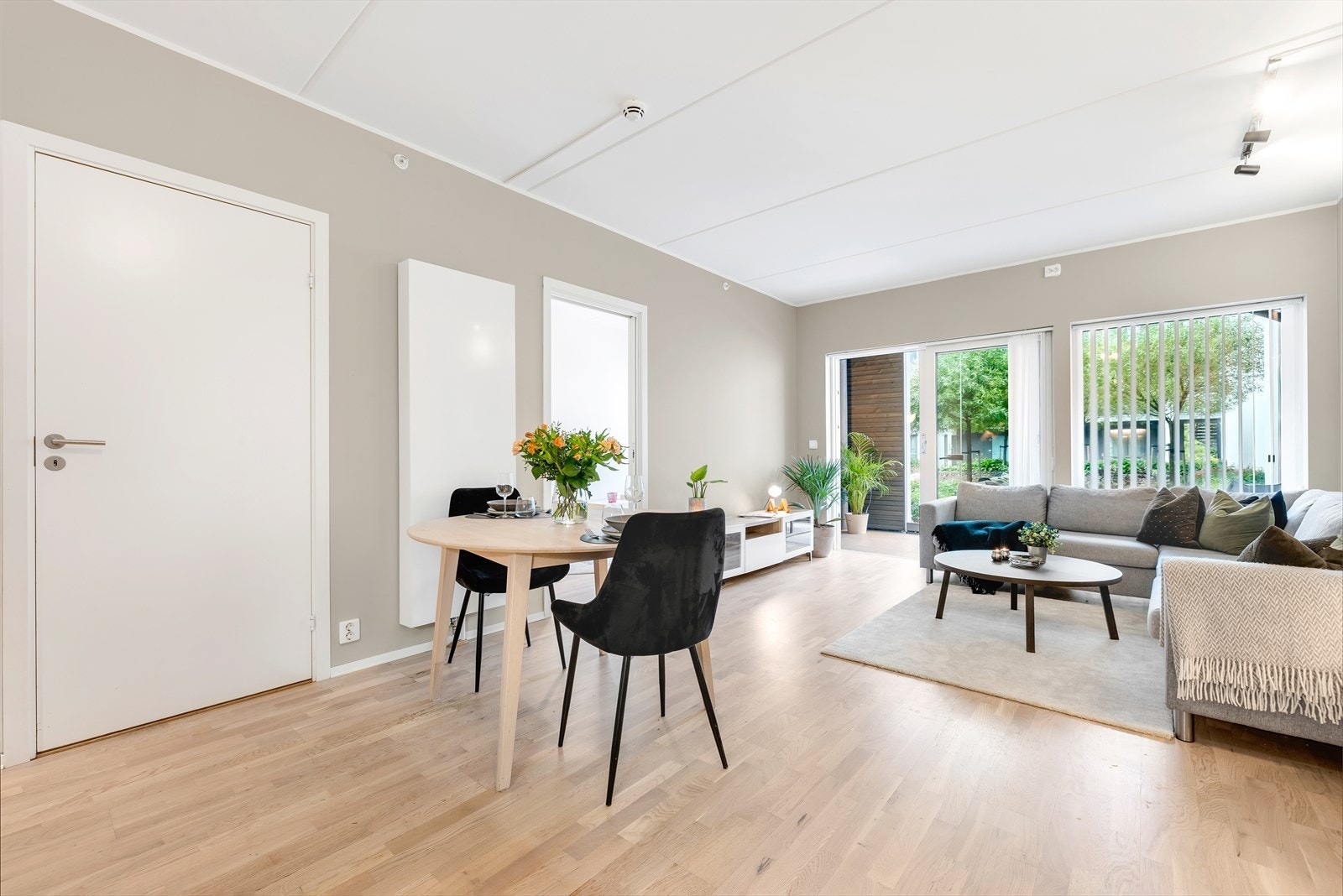 Boligens samlingspunkt inkluderer kjøkken og stue i en åpen løsning på hele 23 m². Her kan det praktisk innredes med en koselig sofaseksjon, TV-vegg og spisestue. Galleribilde