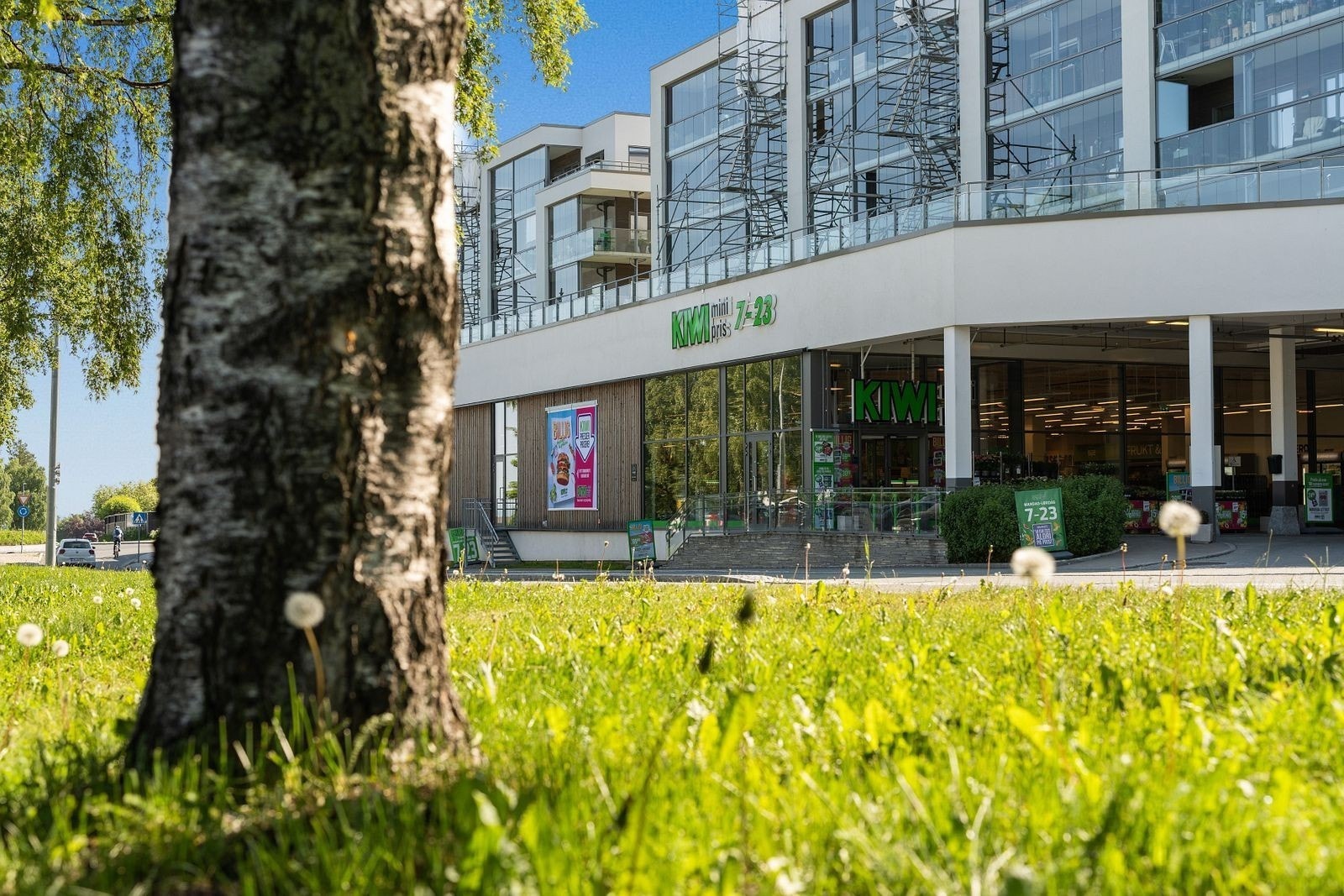 Under byggene finner man dagligvarebutikken Kiwi med stor kundeparkering. Hit går du på et minutt og det er en stor butikk med et bredt utvalg. Galleribilde