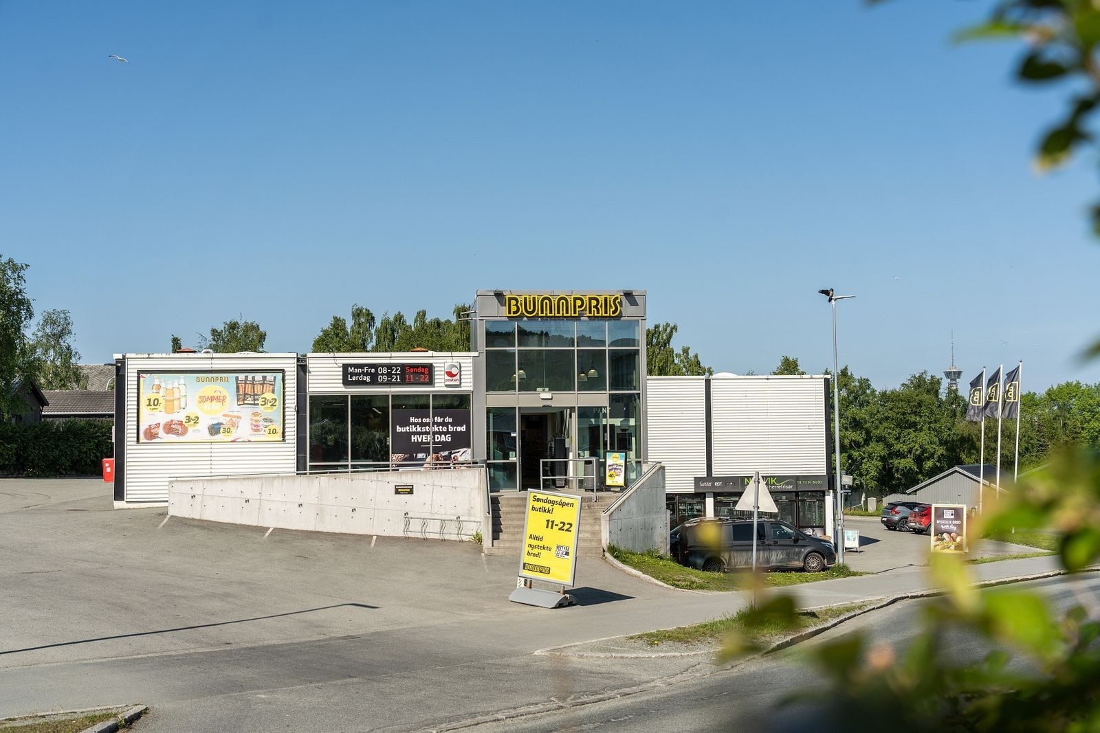 Fra leiligheten er det kort vei til flere dagligvarebutikker. Bunnpris Angelltrøa, som også har søndagsåpent, ligger 2 minutter gange fra leiligheten og 1 minutt i sykkelavstand. Galleribilde