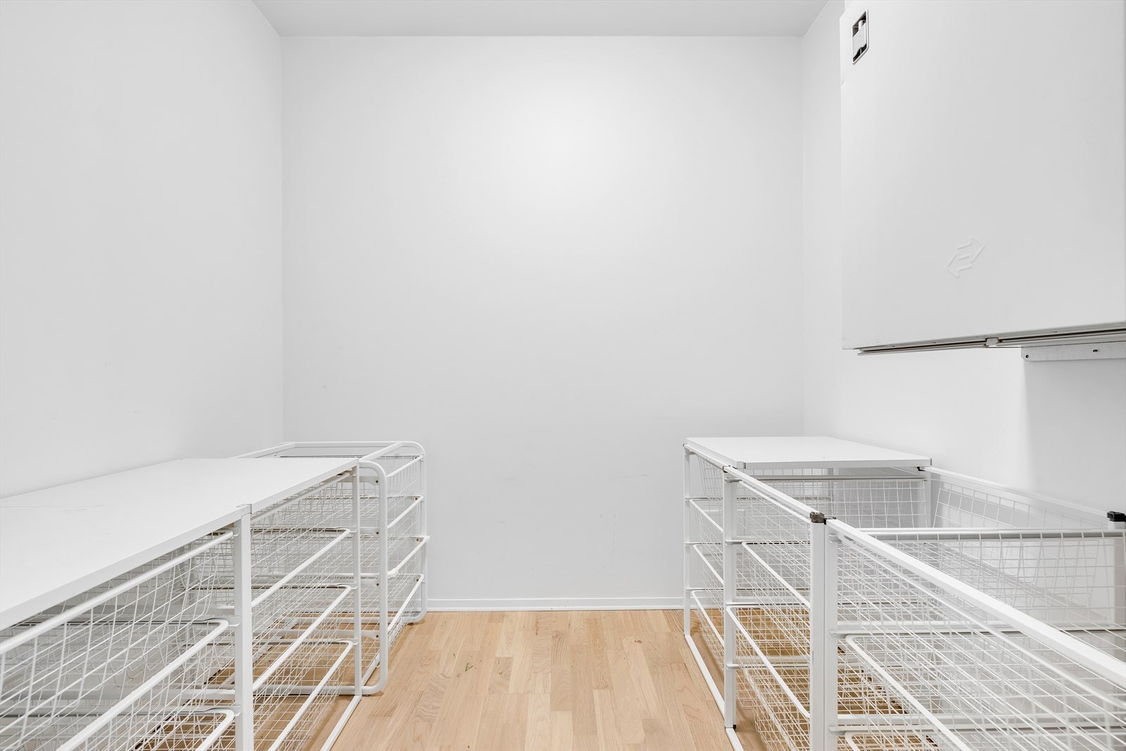Boligen har en praktisk innvendig bod som fint kan benyttes til oppbevaring og lagring av ting i hverdagen. Det kan også fint benyttes som garderoberom. Galleribilde