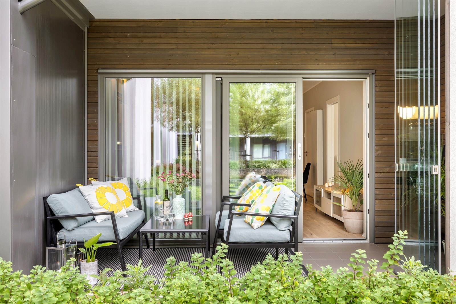 Fra stuen er det utgang til en innglasset terrasse på hele 10 m² som vender ut mot sameiets grønne fellesområder. Galleribilde