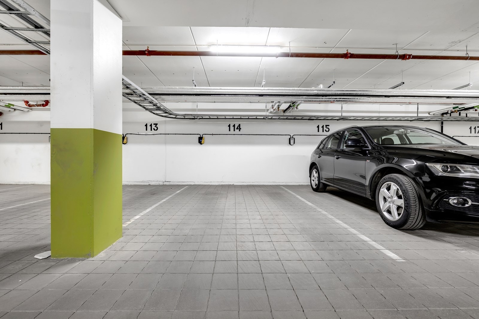 Leiligheten disponerer en egen fast plass i parkeringskjeller. Dette er plass nr. 114, hvor det er etablert elbillader. Det er også etablert flere gjesteparkeringer på velforeningens områder. Galleribilde