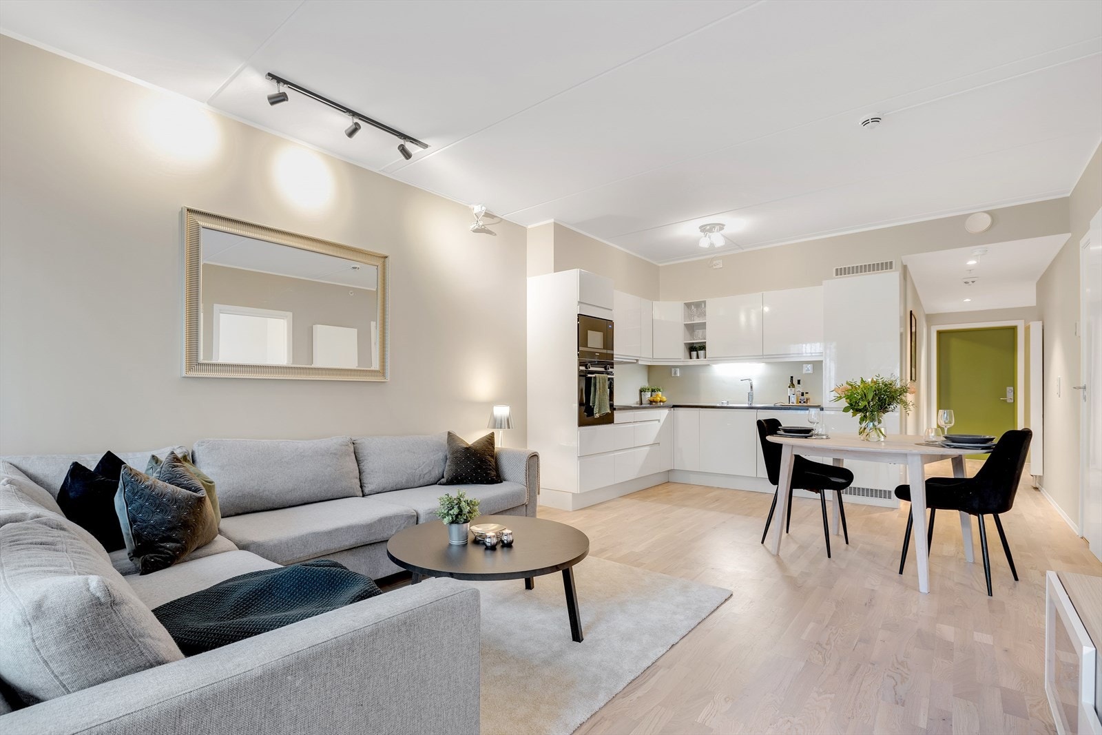 Velkommen til Øvre Granåslia 5! Heimdal Eiendomsmegling v/Alexandra Muravskaya har gleden av å presentere en lys og moderne 3-roms selveier på 63 m² i et nytt og attraktivt boligområde på Strinda Hageby som ble ferdigstilt i perioden 2018-2021. Galleribilde