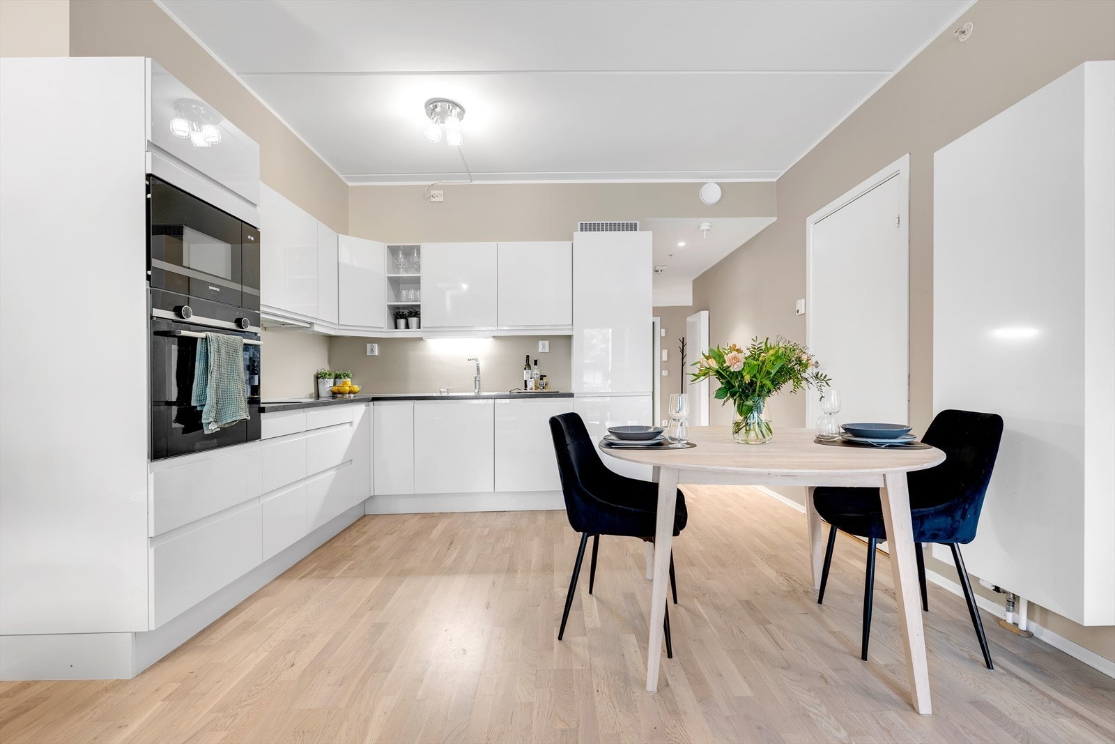 Leilighetens innholdsrike felleskostnader inkluderer blant annet TV/internett, a-konto fjernvarme, velforeningskontingent, drift, og vedlikehold av parkering og diverse vedlikehold av sameiet iht. regnskap. Galleribilde