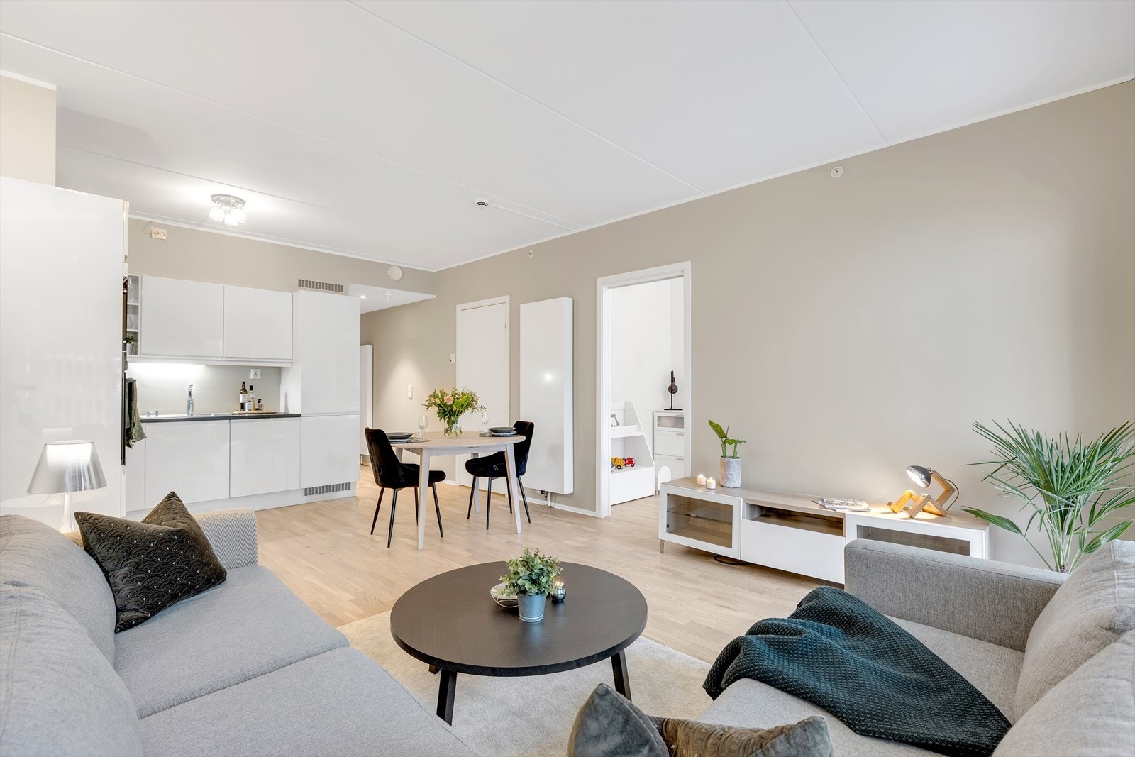 Takstmann har tatt en vurdering av boligens standard i forbindelse med salget, og har gitt de fleste punkter tilstandsgrad 1 i rapport. Dette sikrer en trygg og forutsigbar handel hvor en ny eier kan flytte rett inn. Galleribilde