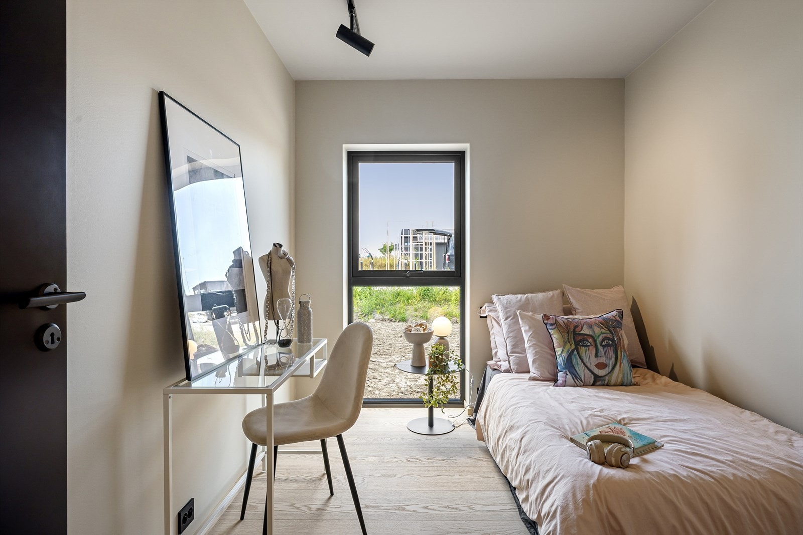 Boligen har tre øvrige soverom, alle i god størrelse og med plass til både seng, skrivepult og garderobeløsning. Perfekt for barn, gjester eller hjemmekontor. Galleribilde