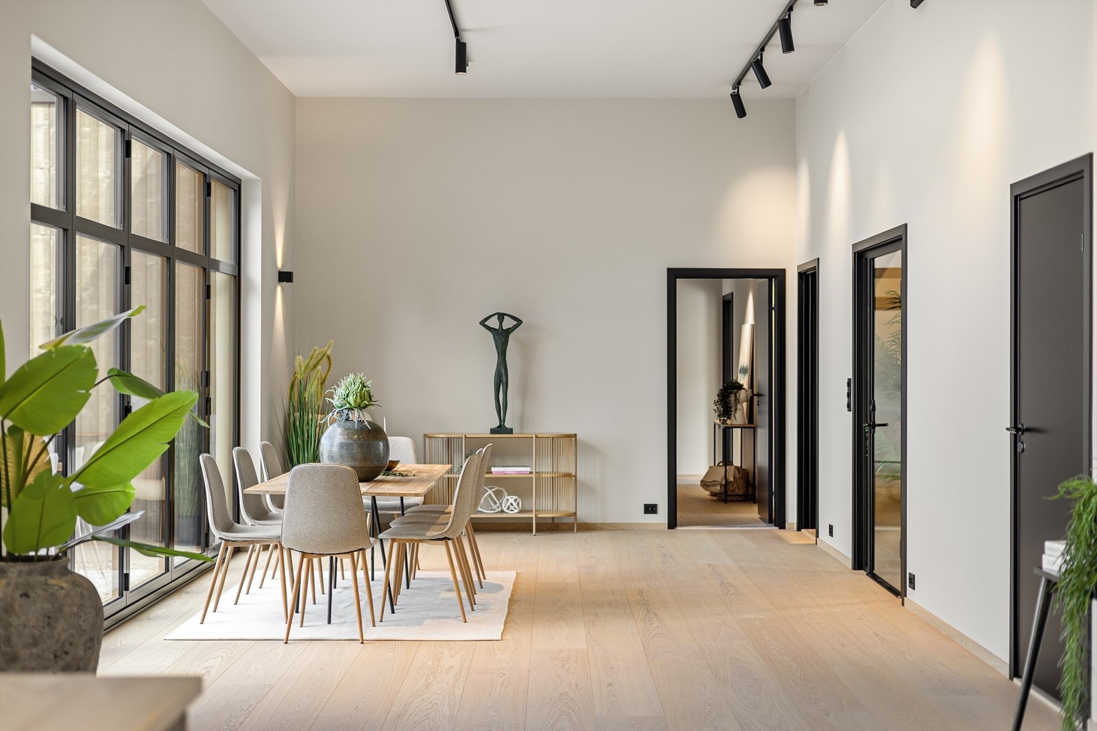 Boligen er malt i delikate og tidsriktige farger. Galleribilde