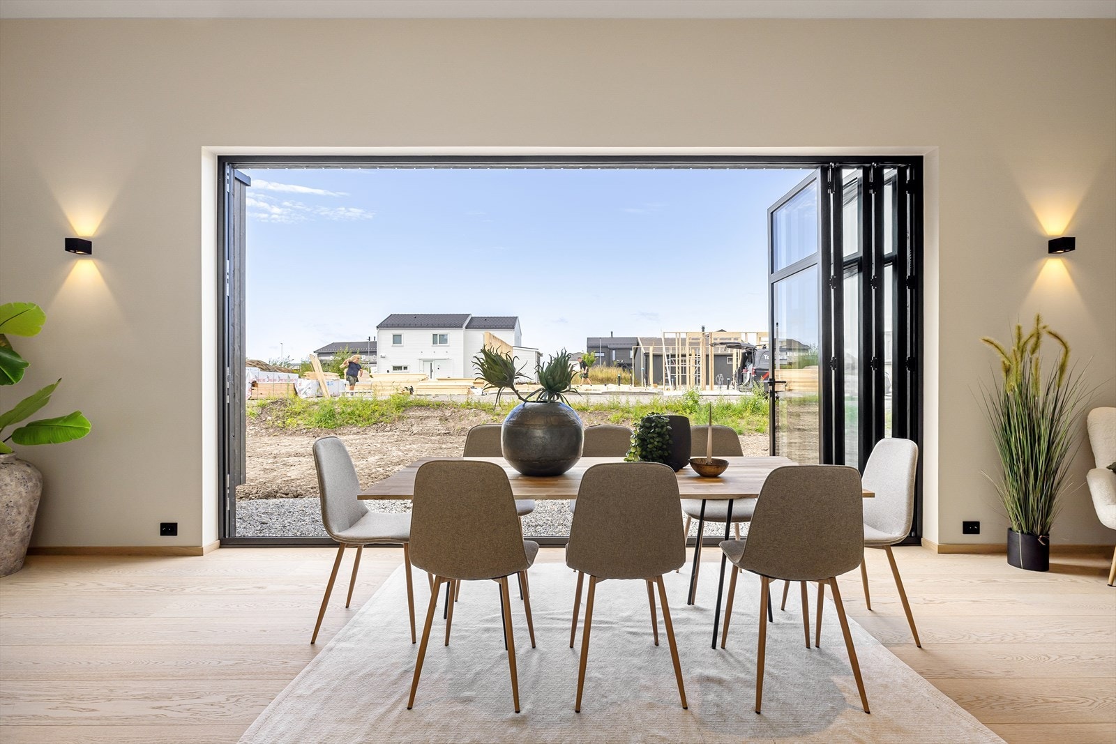 En eksklusiv Schüco foldedør åpner stuen helt opp mot uteområdet. Galleribilde