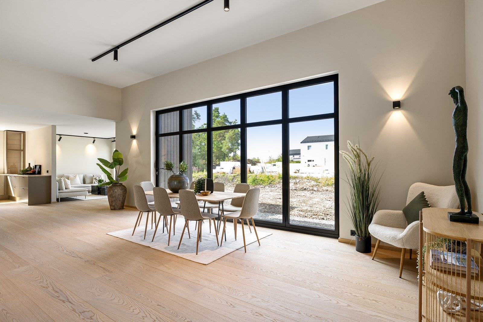 Stuen er avdelt i to soner hvor i denne delen er det god plass til langstrakt spisebord, perfekt for sosiale sammenkomster. Galleribilde