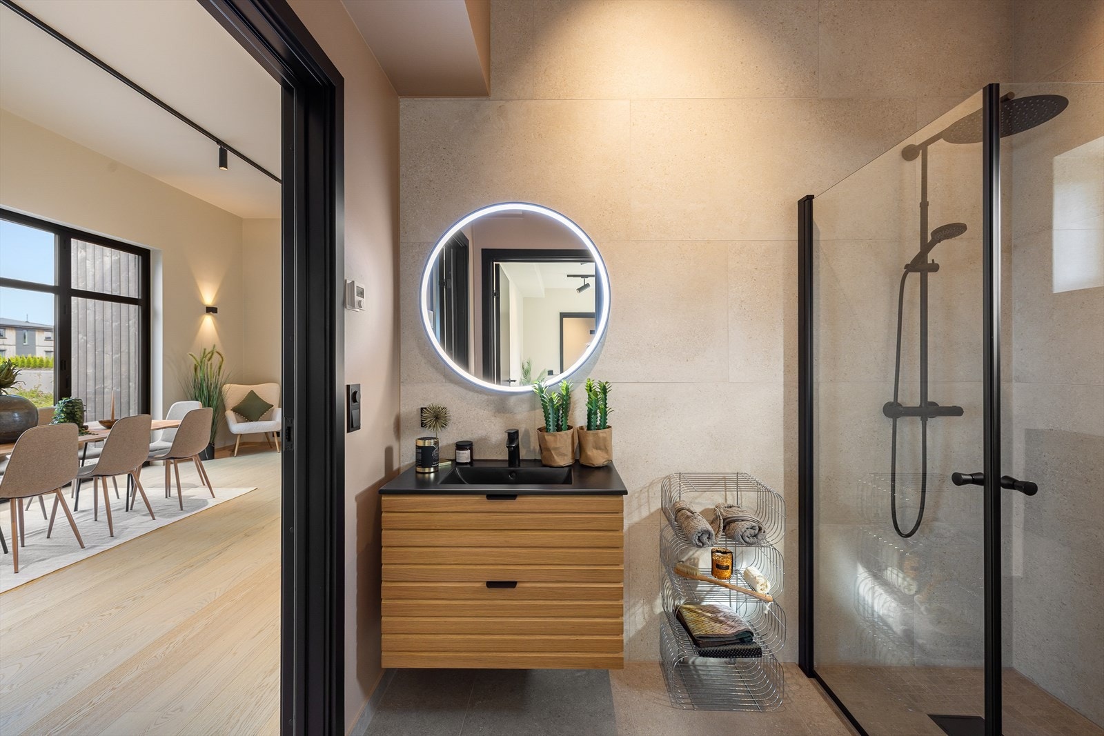 Lekkert, flislagt bad med vannbåren gulvvarme. Galleribilde