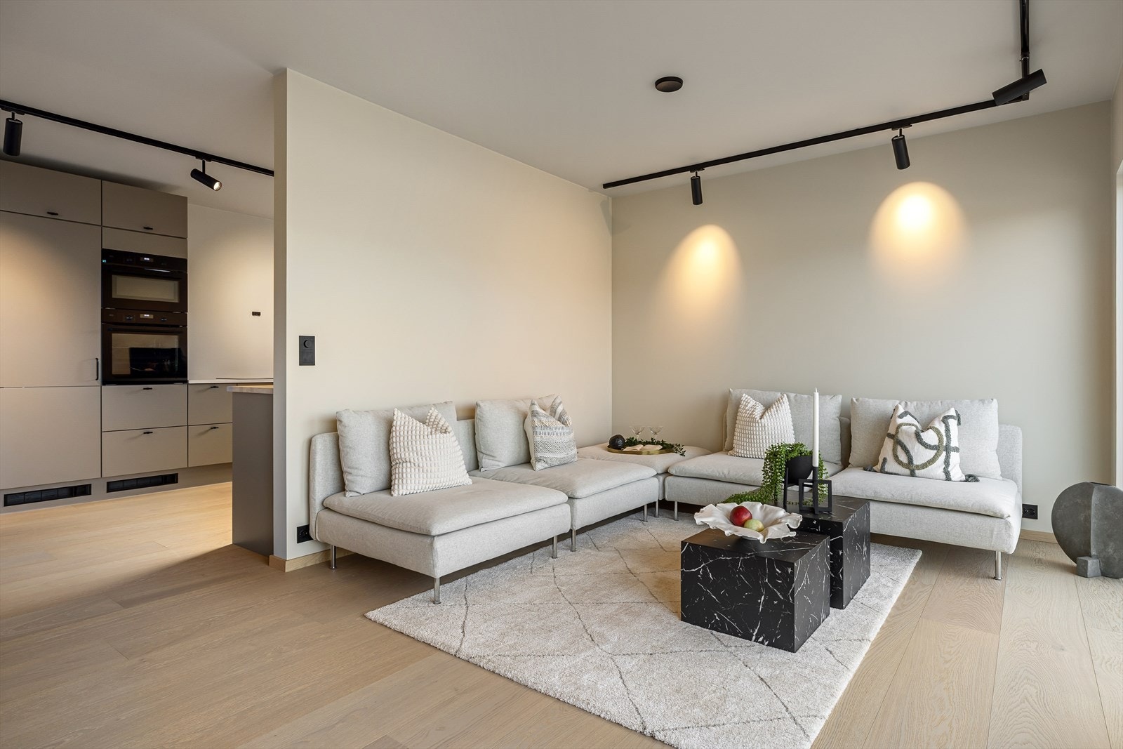 I den andre delen av stuen er det god plass til sofagruppe med tilhørende møblement. Galleribilde