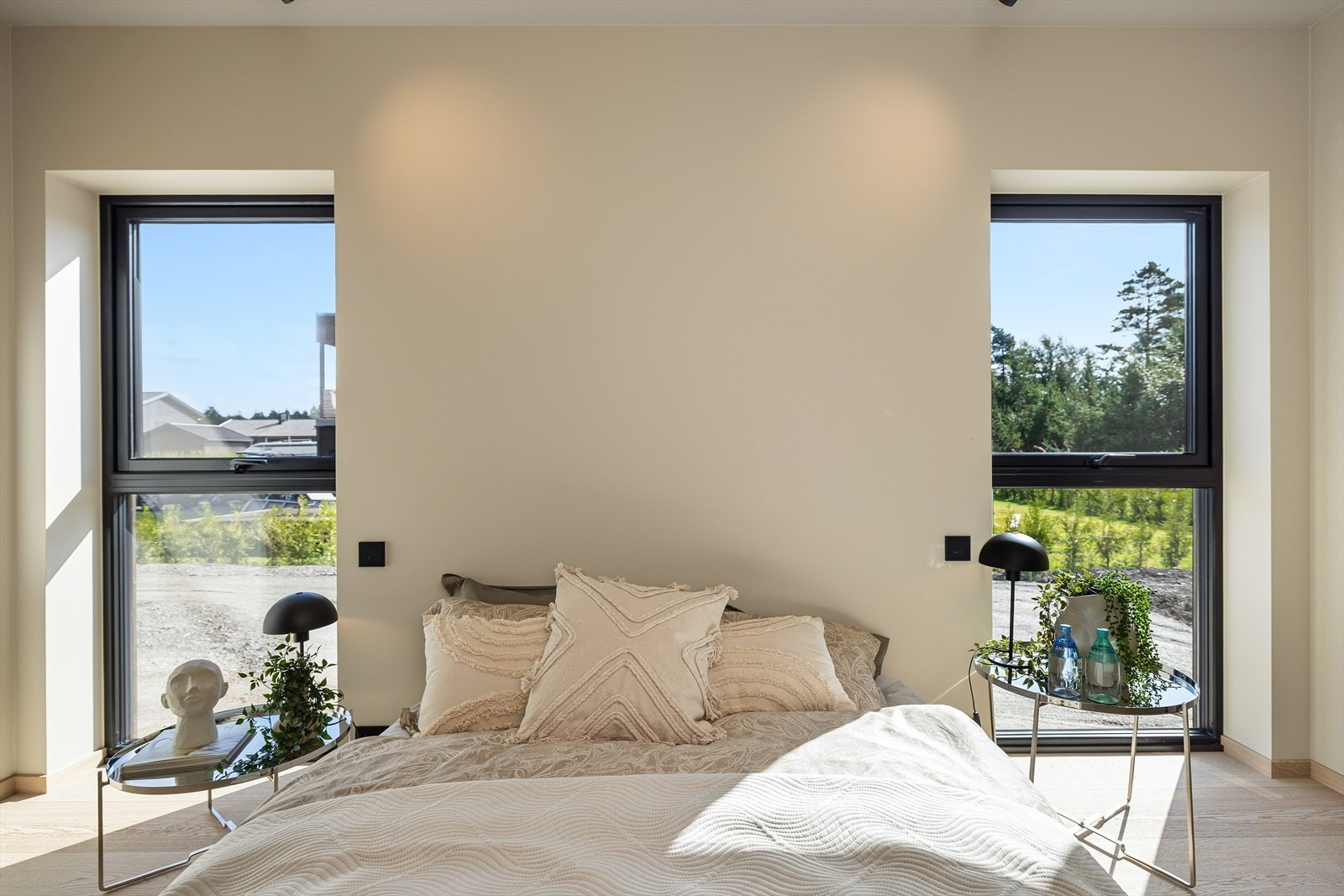 Store vindusflater som gir rikelig med luft og lys. Galleribilde