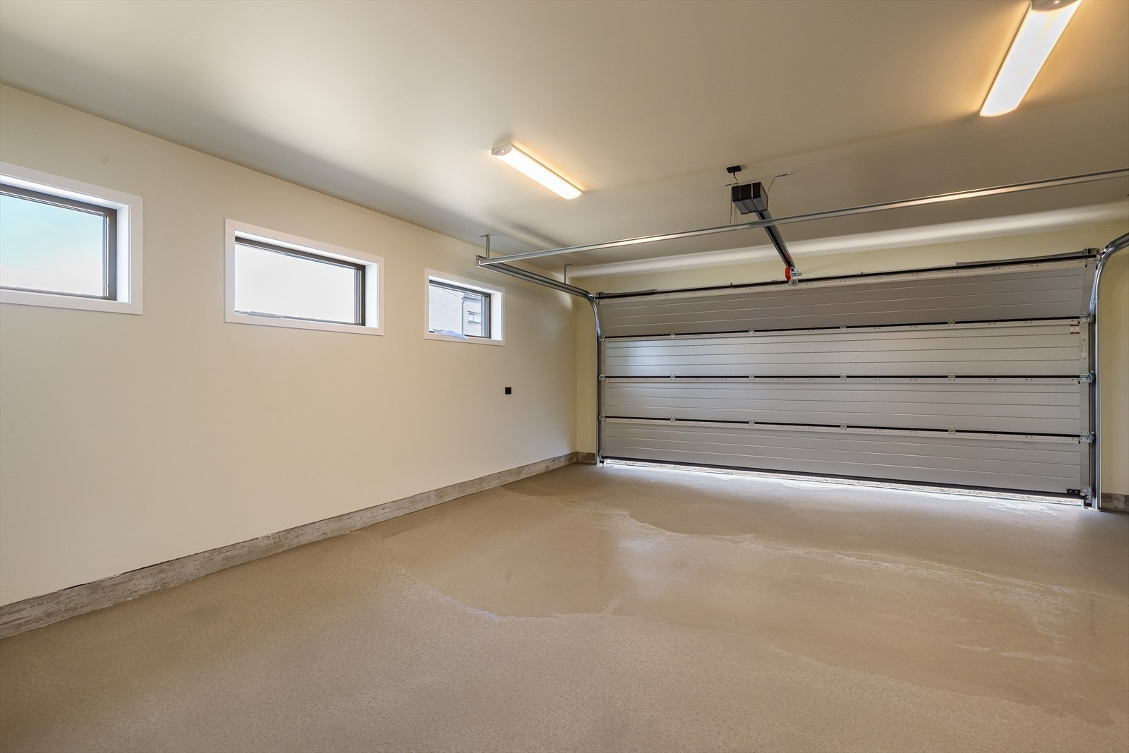 Dobbeltgarasje med adkomst direkte inn i boligen. Galleribilde