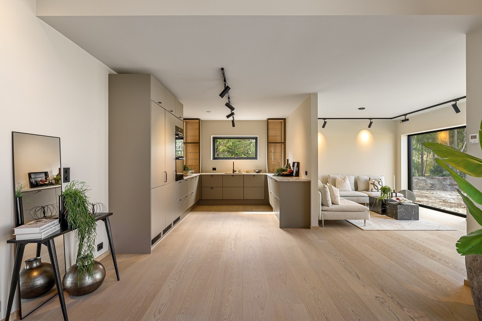 Kjøkken med åpen løsning mot stuen. Galleribilde