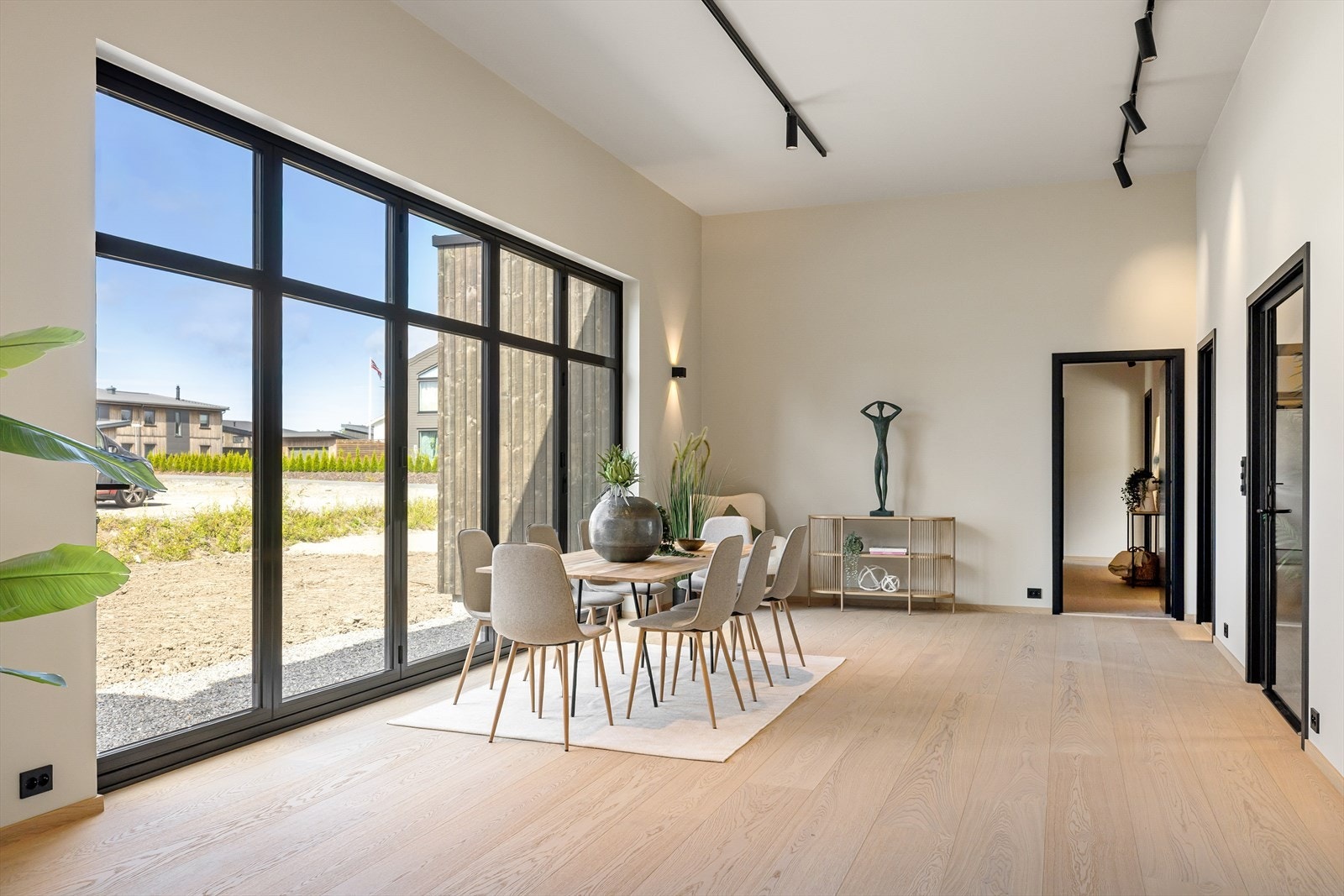 Lys og hyggelig stue med generøs takhøyde. Galleribilde