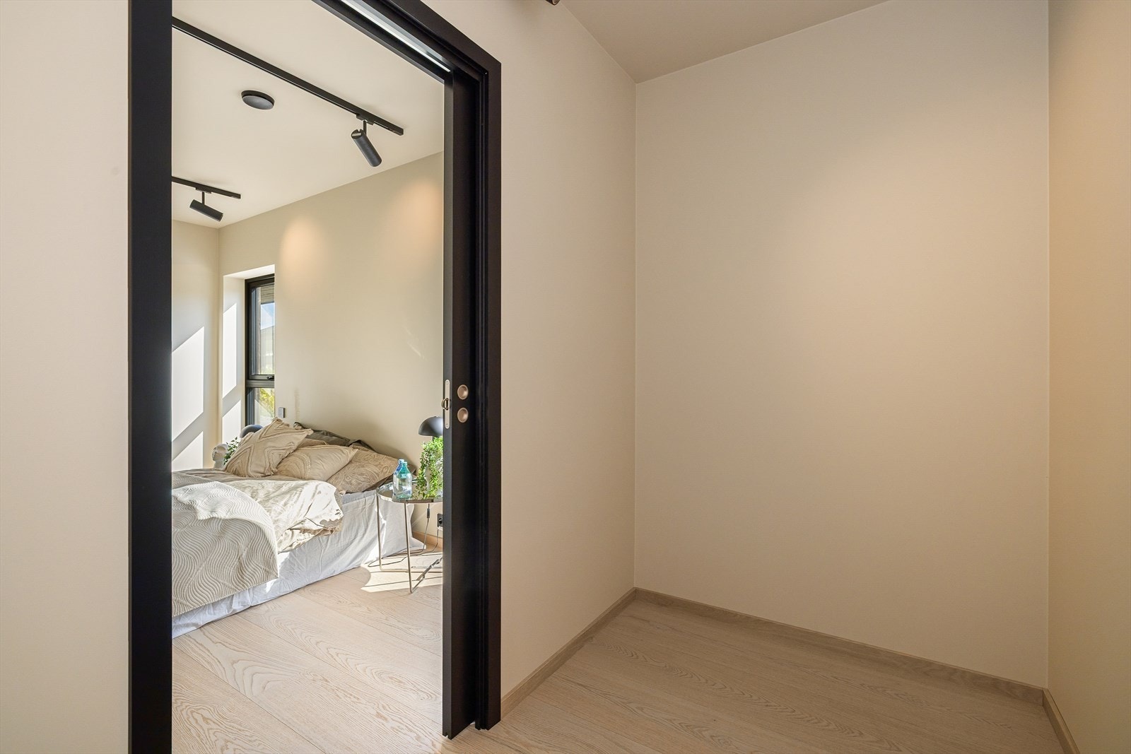 Masse oppbevaringsplass i walk-in closet. Galleribilde