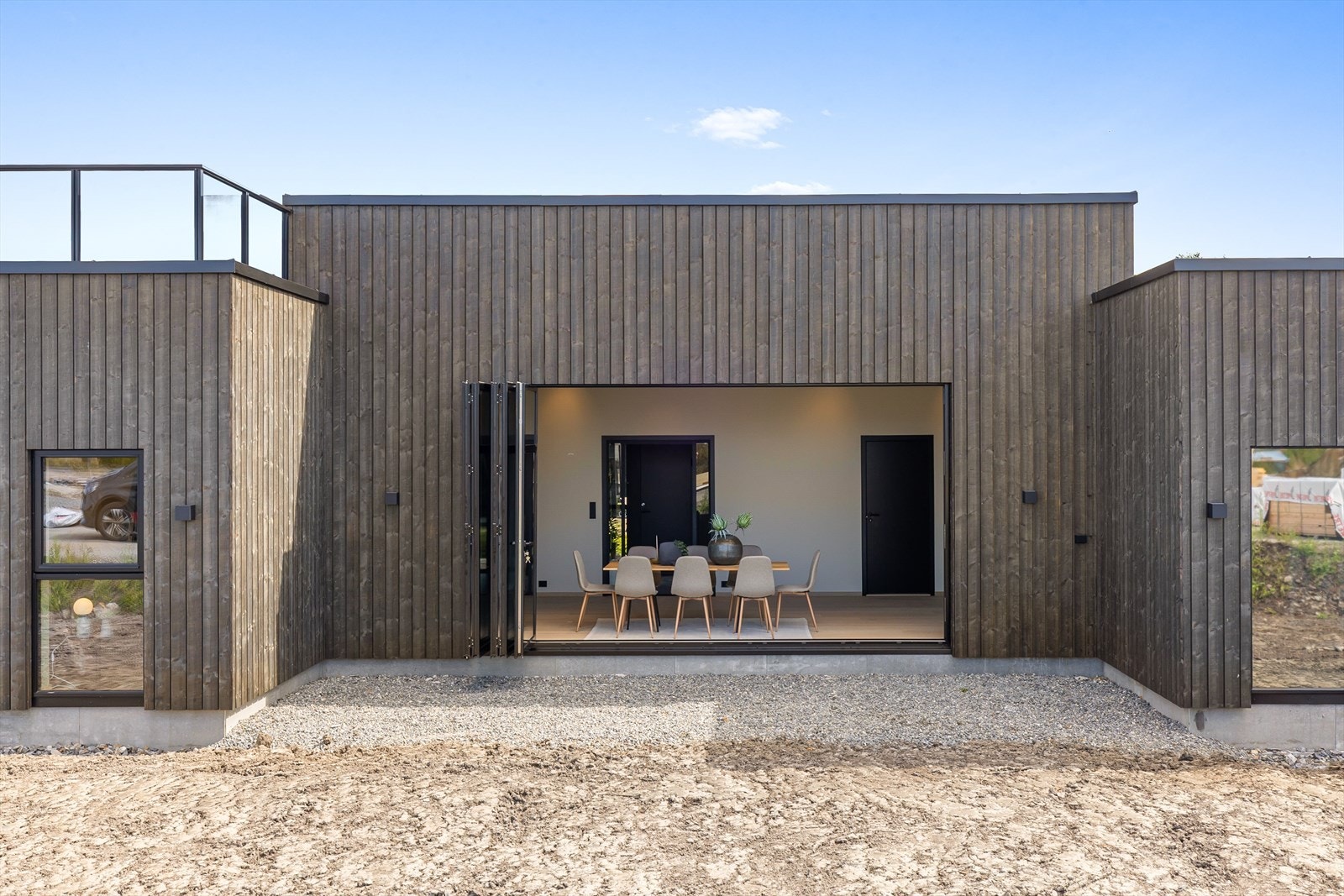 Det er lagt sofilm på foldedøren og vinduene i stuen. Galleribilde