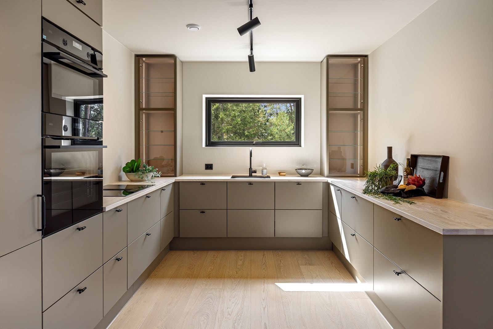 Kjøkkeninnredningen har slette fronter, benkeplate i heltre og underlimt vask med ett-greps blandebatteri. Galleribilde