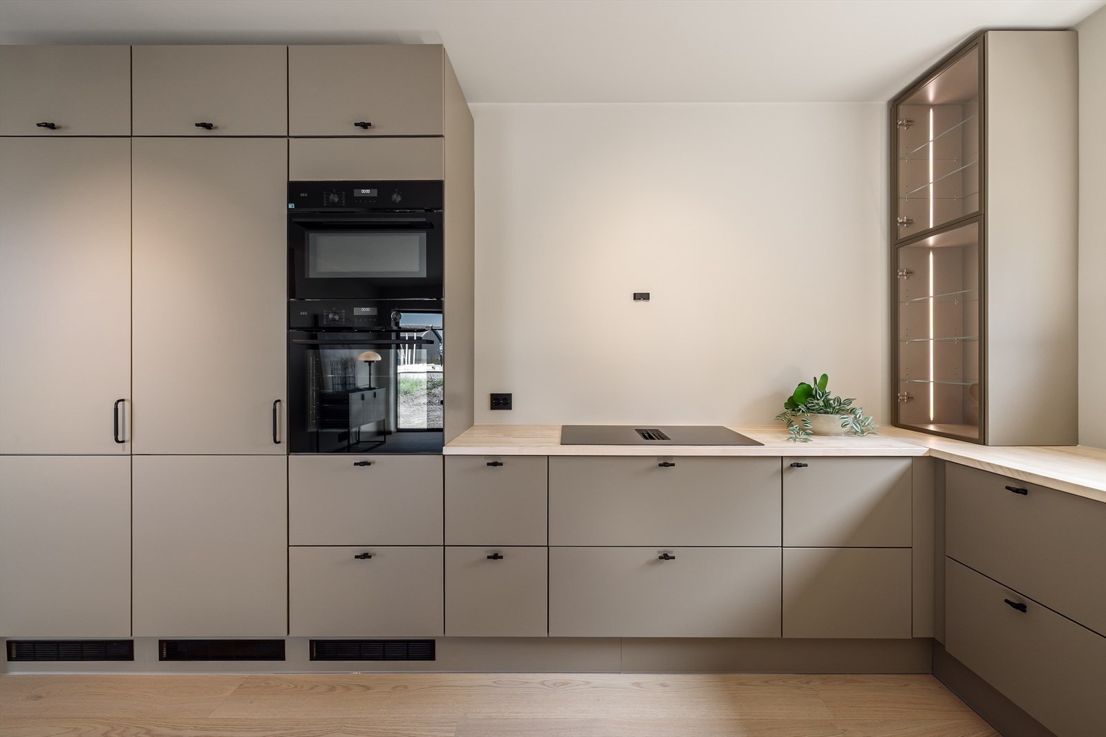 Kjøkkenet har også avanserte løsninger som komfyrvakt, vannstoppsystem og avtrekk ned gjennom ventilasjon integrert i koketoppen, en praktisk og elegant detalj. Galleribilde