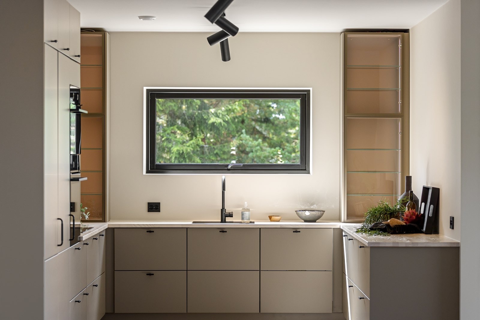 Her finner du integrerte hvitevarer som kjøl, frys, oppvaskmaskin, induksjonstopp 80 cm og to stekeovner. Galleribilde