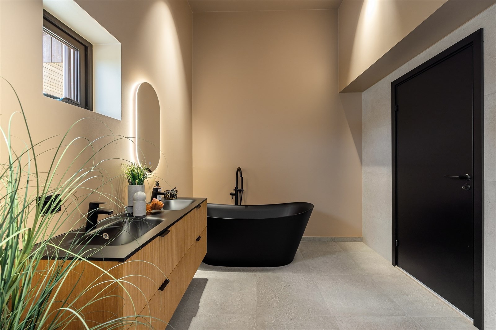 Innredningen består av dobbel servant i helstøpt plate, speil med belysning, dusjhjørne med kvalitetsarmatur og vegghengt toalett. Galleribilde