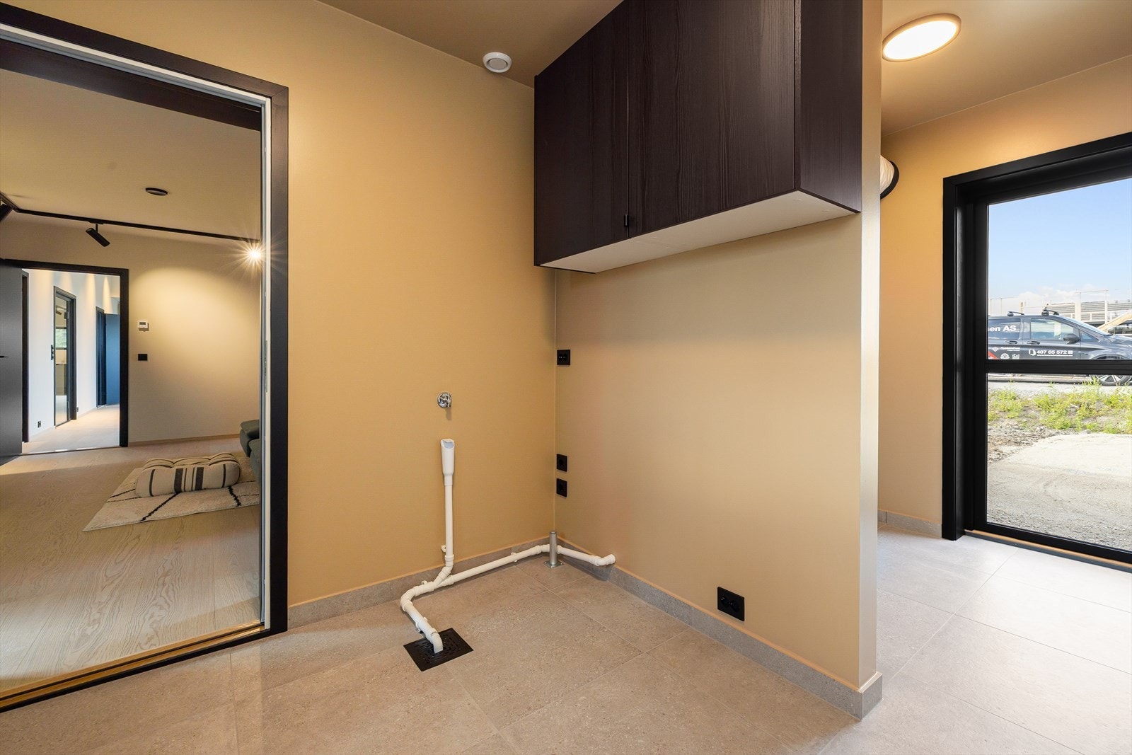 Rommet er utstyrt med vannbåren gulvvarme og har balansert ventilasjon med avtrekk og tilluft via dørspalte. Galleribilde