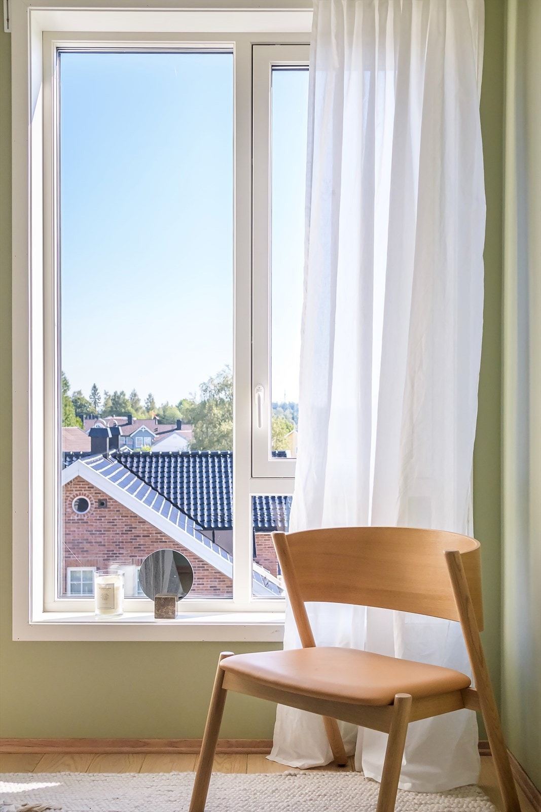 Et hyggelig vindu med naturlig lysinnslipp. Galleribilde