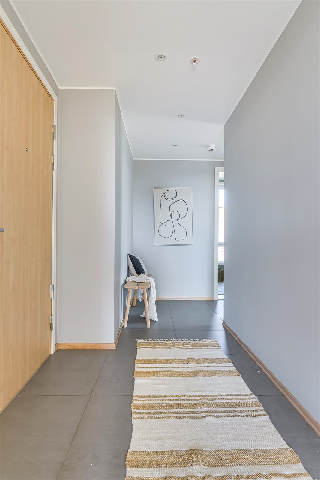 Leiligheten ligger fint til i 4.etg med heisadkomst | Her blir du møtt av en innbydende entré. Galleribilde