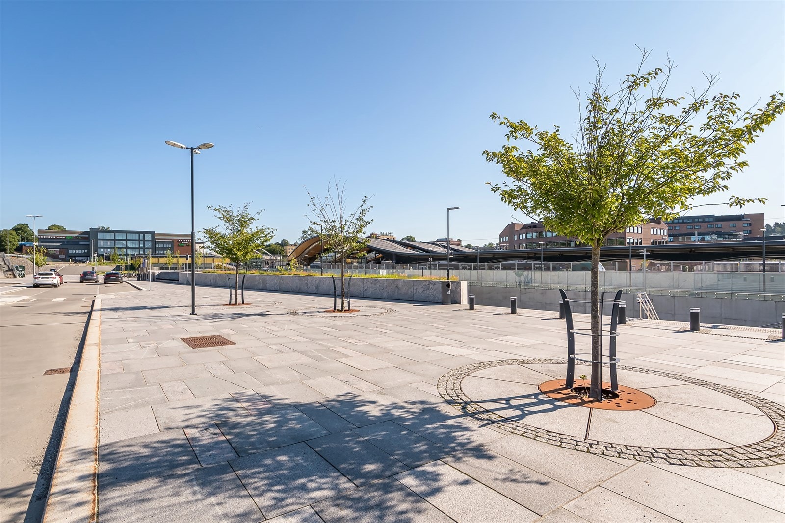 Magasinparken |Opparbeidede utomhusarealer med gangvei, utegym og sykkelparkering Galleribilde