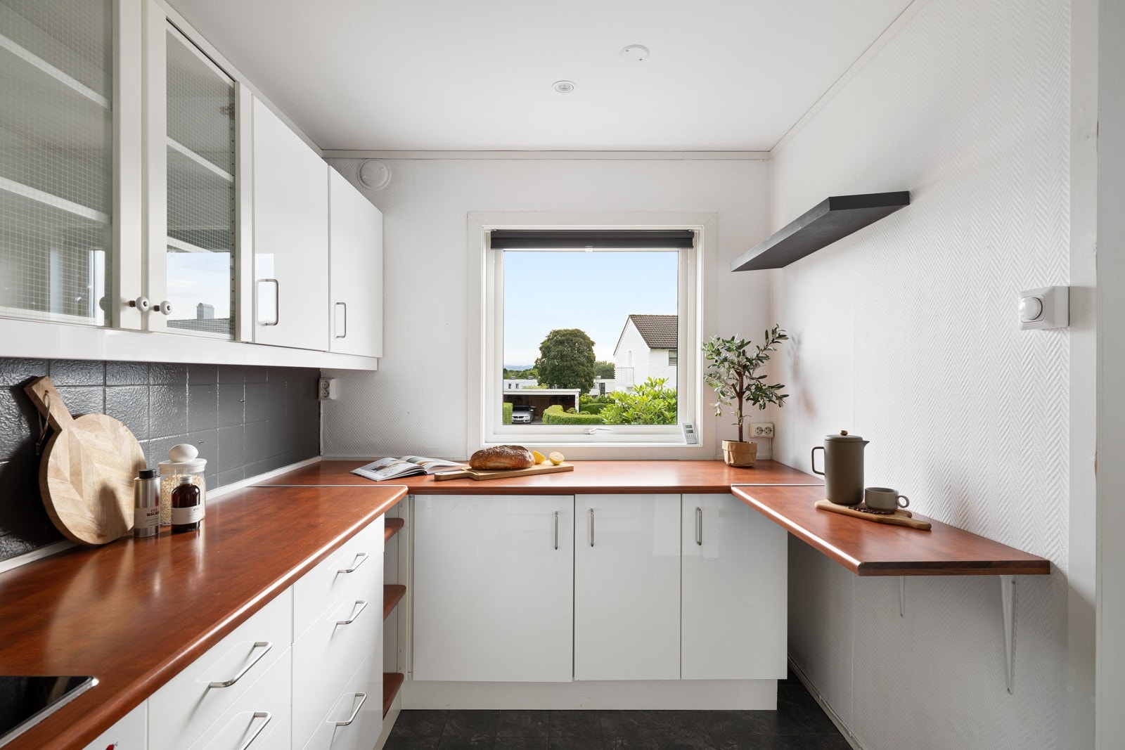 Kjøkkenet fremstår som tidløst og moderne med hvite fronter og god av skap - og benkeplass. Galleribilde