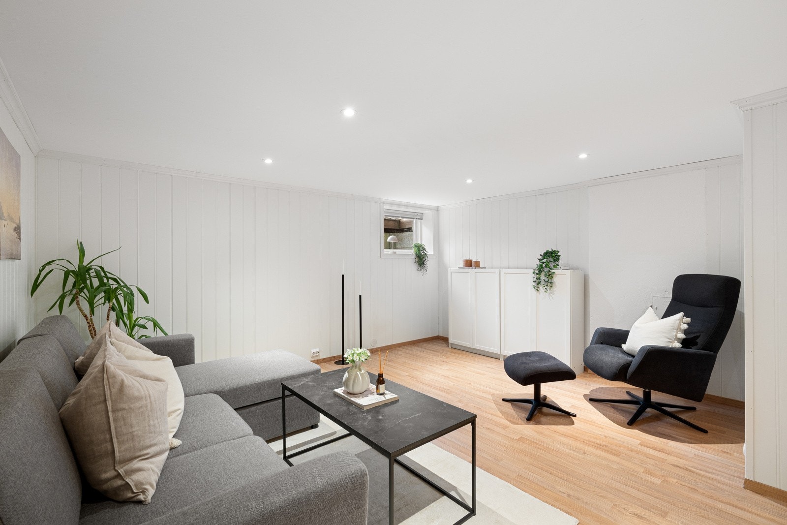 Kjeller er i dag innredet som kjellerstue (ikke godkjent). Galleribilde