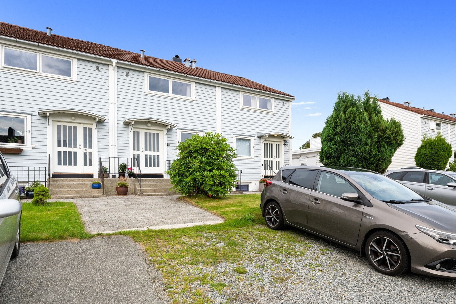 Boligen disponerer også to parkeringsplasser på borettslagets grunn. Galleribilde