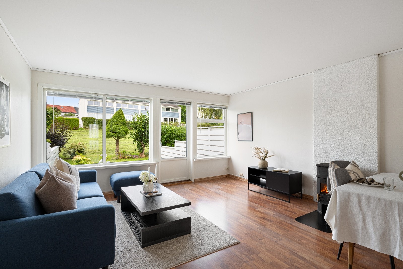 Trivelig og lys stue med god plass til både sofa - og spisegruppe. Fra stuen er det også utgang til flott opparbeidet terrasse og hage, med videre tilkomst til et stort grøntområde. Galleribilde