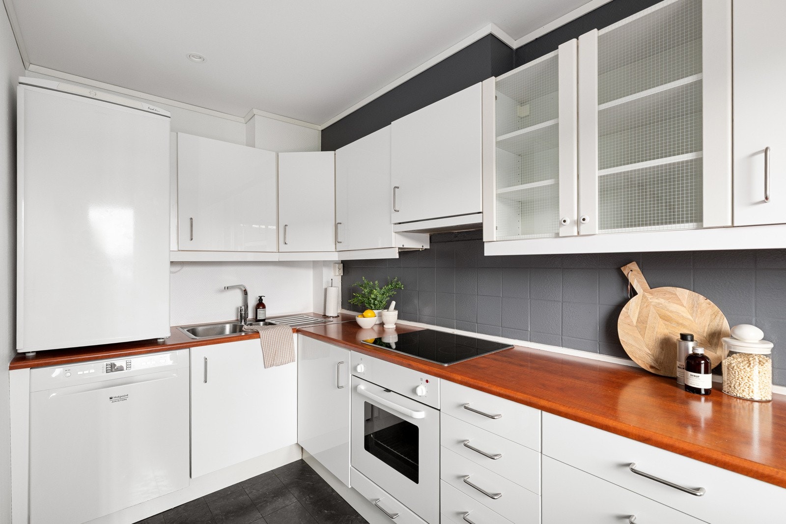 For dem som måtte ønske er det også mulig å åpne opp slik at man får en åpen stue/kjøkkenløsning. Galleribilde