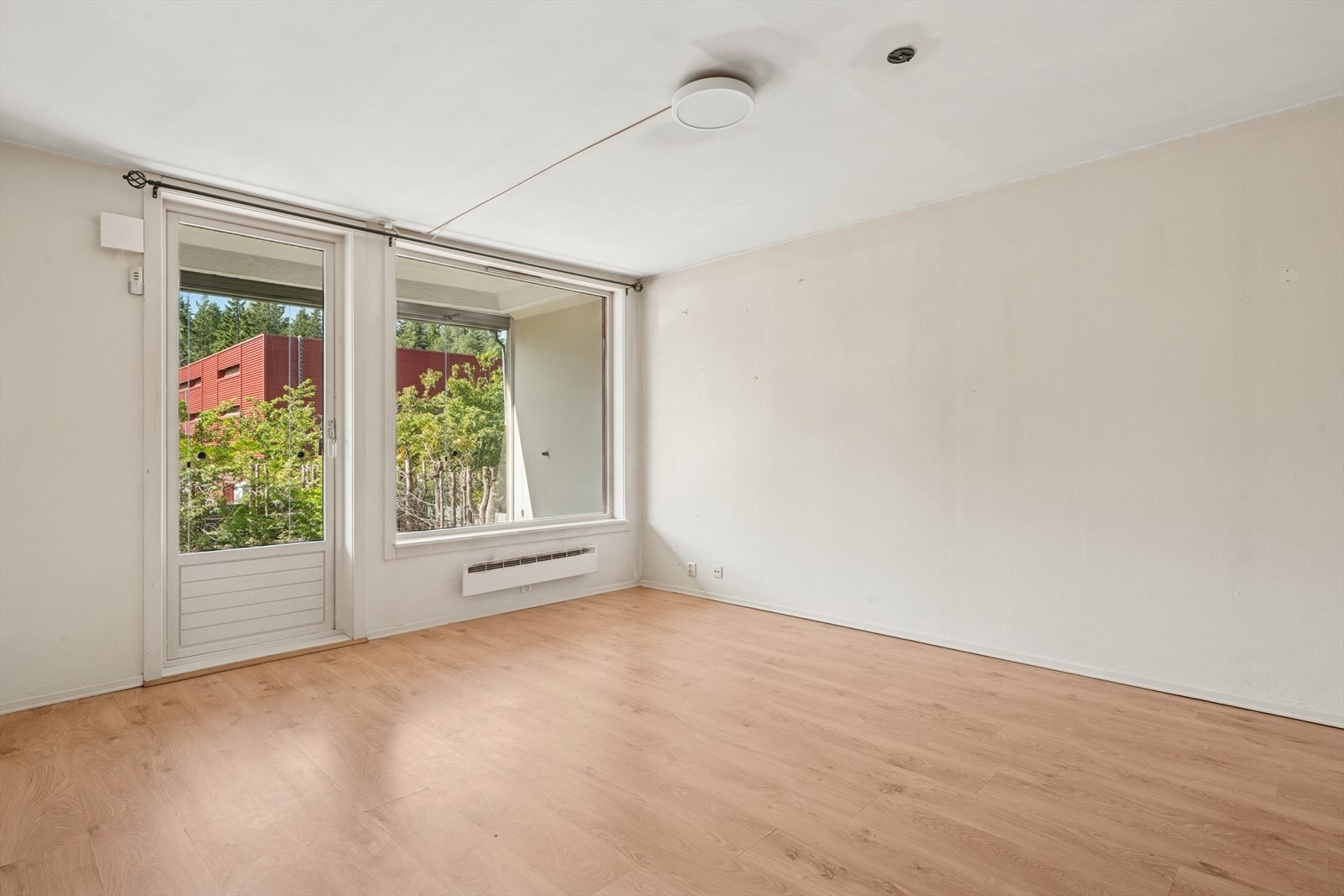 De store vindusflatene i stuen gir godt med naturlig lys inn. Galleribilde
