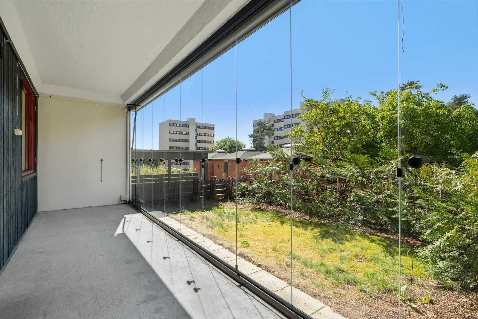 Fra stuen kommer du til denne innglassede terrassen. Galleribilde