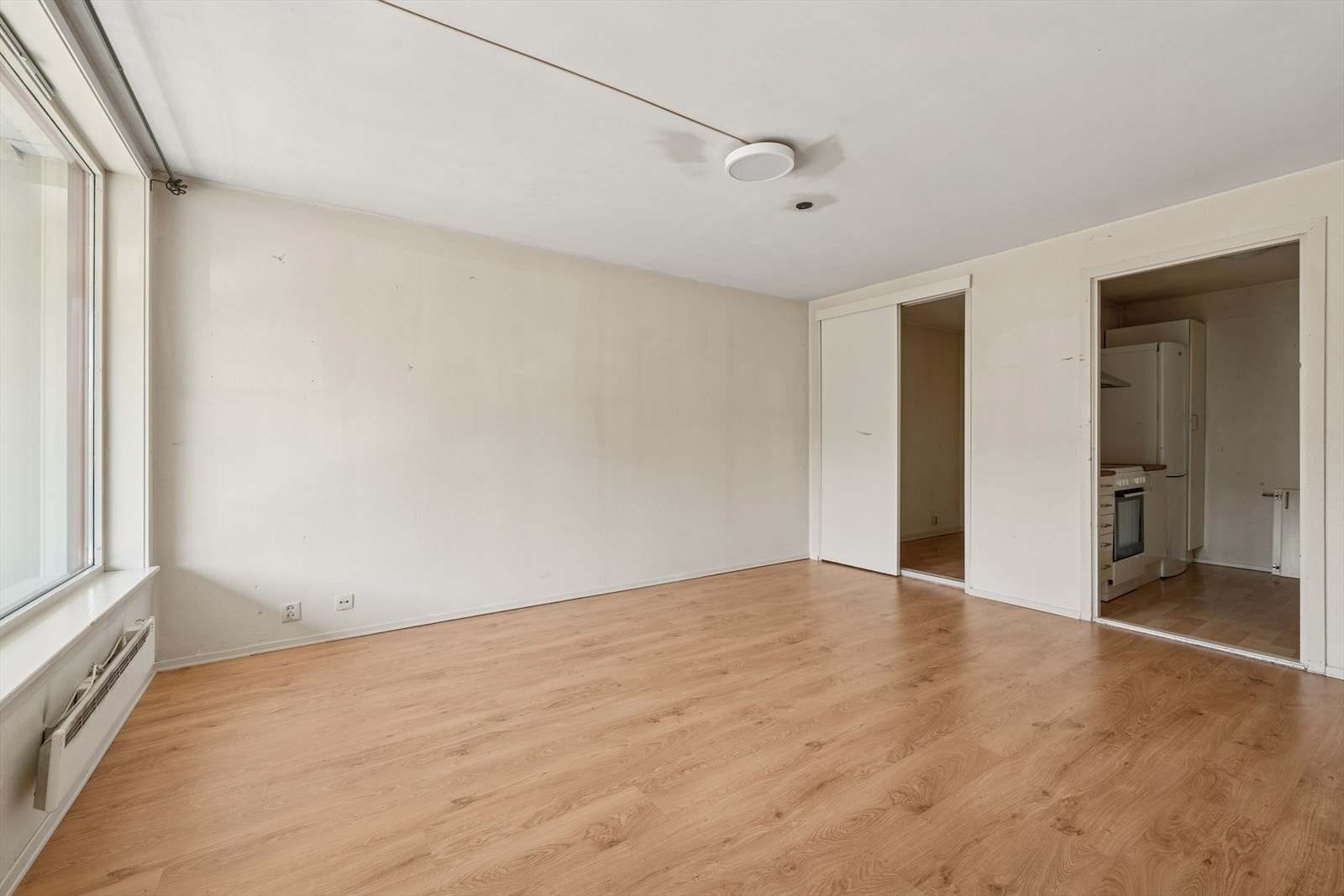 Stuen er det naturlige samlingspunktet, med rom for møblering av sofa og spisestue. Galleribilde
