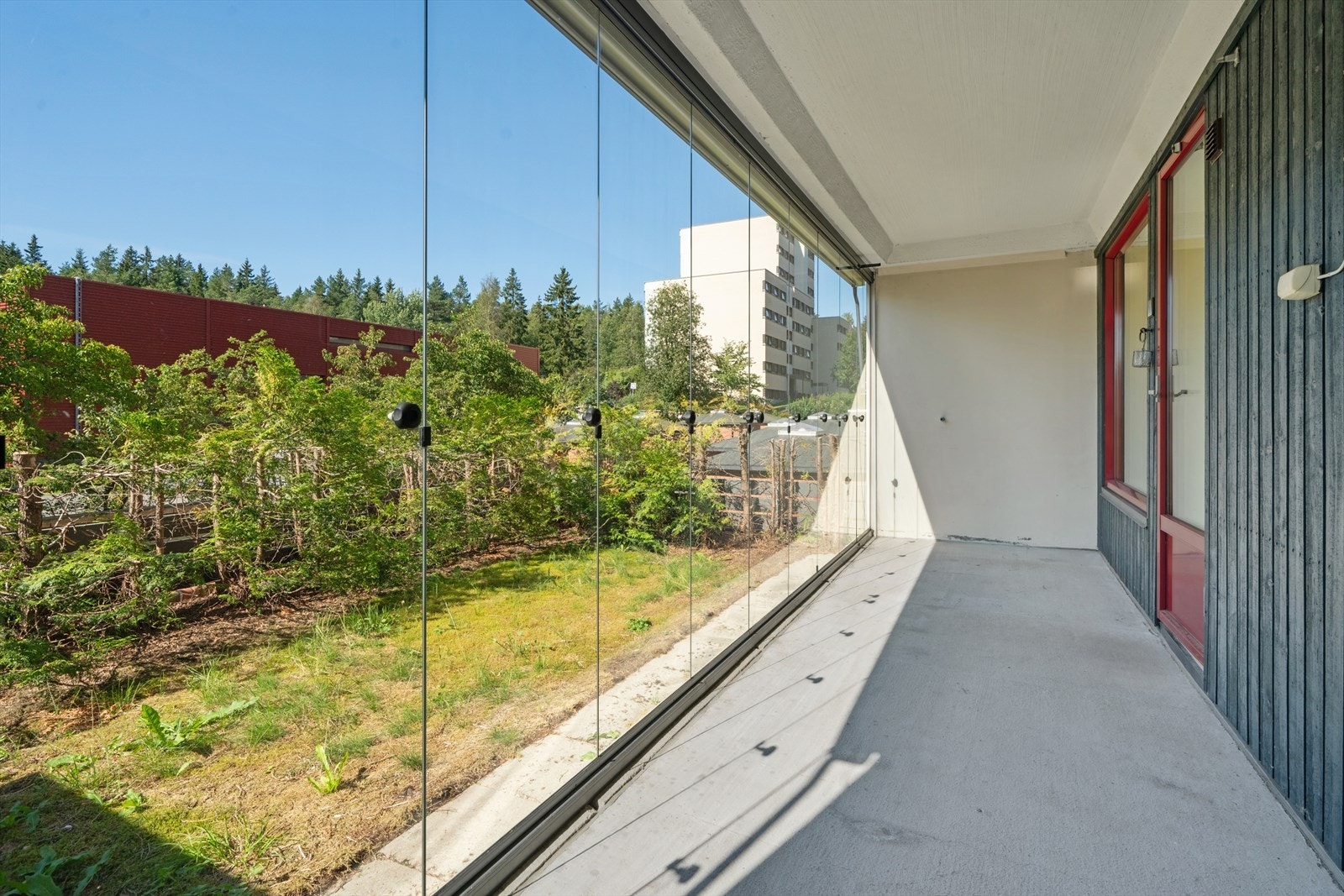 Glassene på terrassen kan skyves til siden (noe vedlikehold påkreves), slik at godværsdagene kan nytes til det fulle. Galleribilde