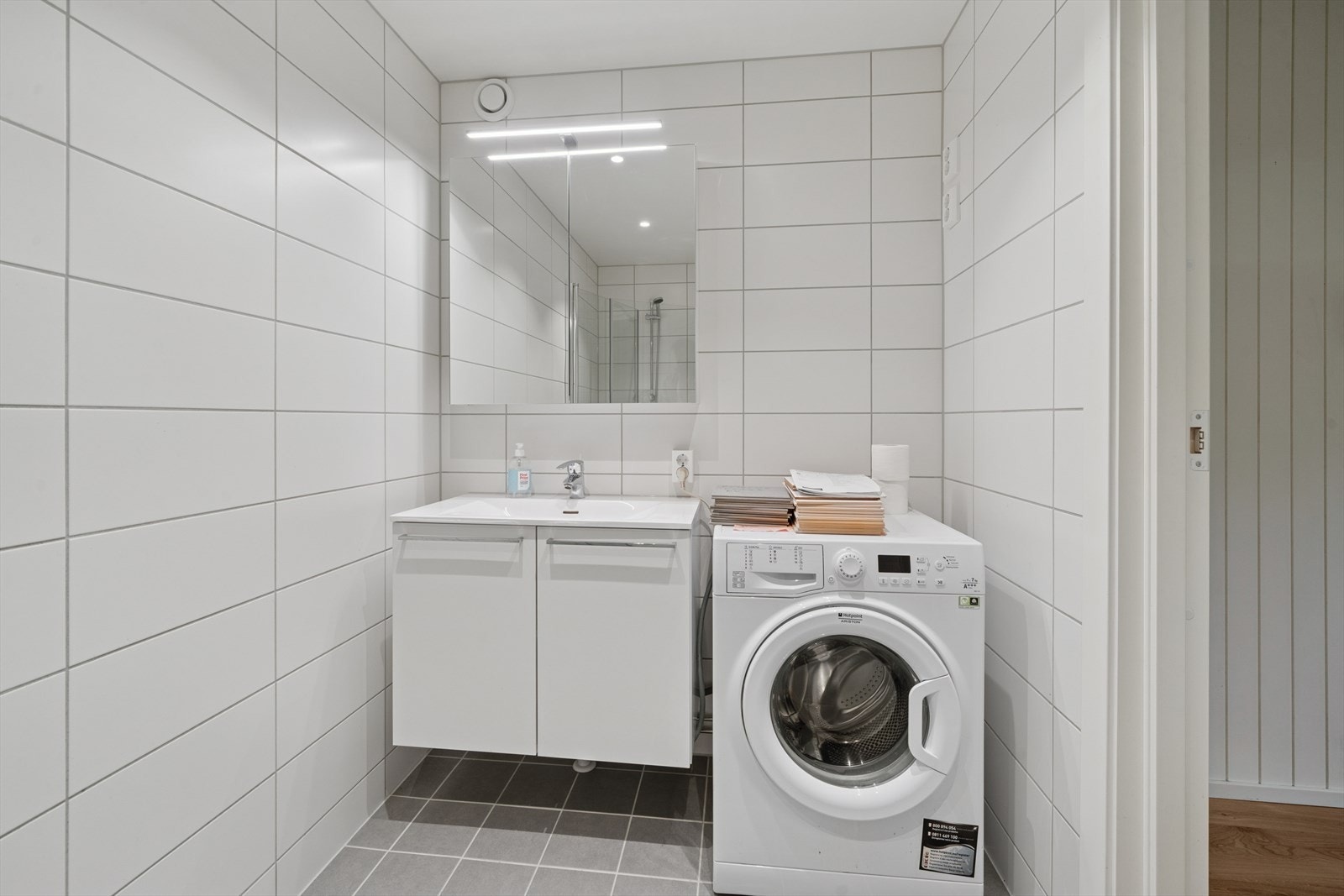Badet kombineres med vaskerom og har plass med opplegg til vaskemaskin. Galleribilde