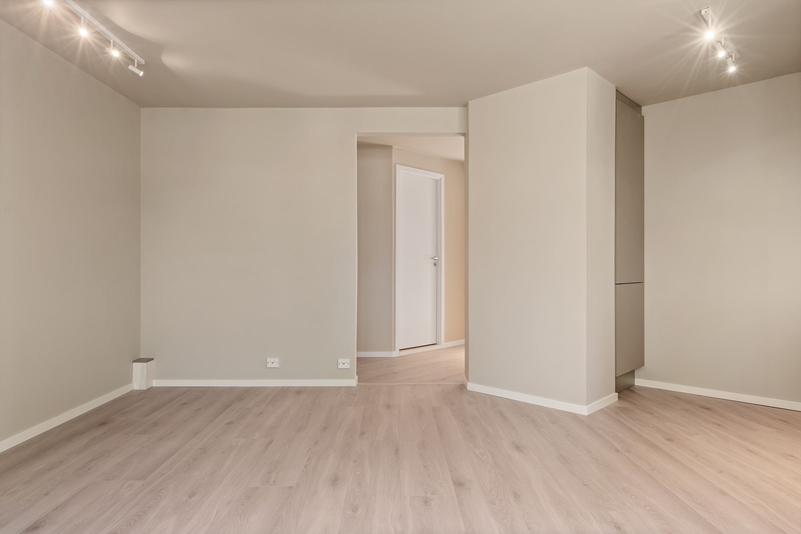 Boligen er i senere tid blitt betydelig oppgradert/renovert, og fremstår som ny. Alle gulv og vegger er tatt, nytt bad, kjøkken og vaskerom. Oppgradert el-anlegg, samt røropplegg. Galleribilde