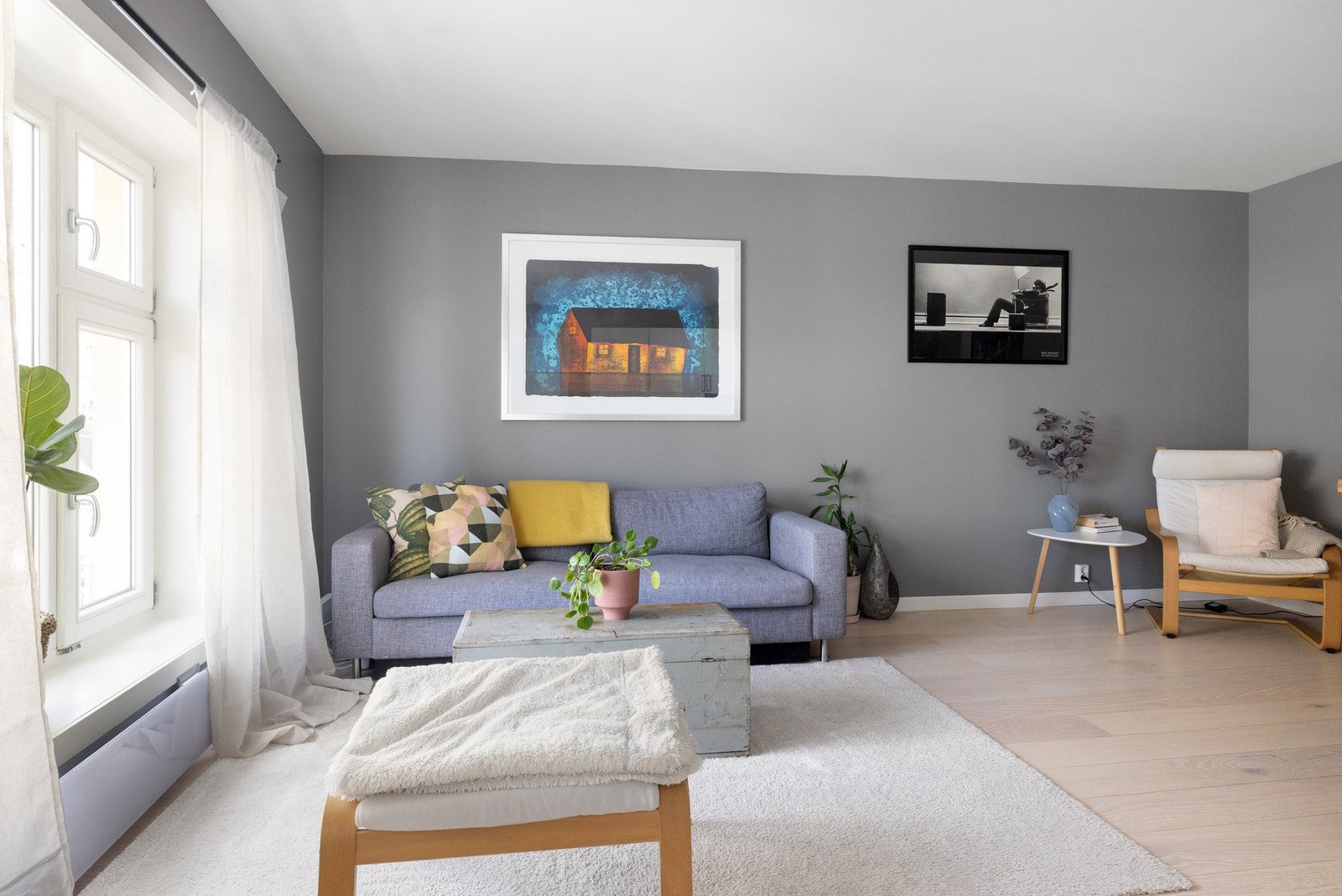 I stuen er det god plass til en komfortabel sofagruppe med tilhørende stuebord og TV-benk. Galleribilde