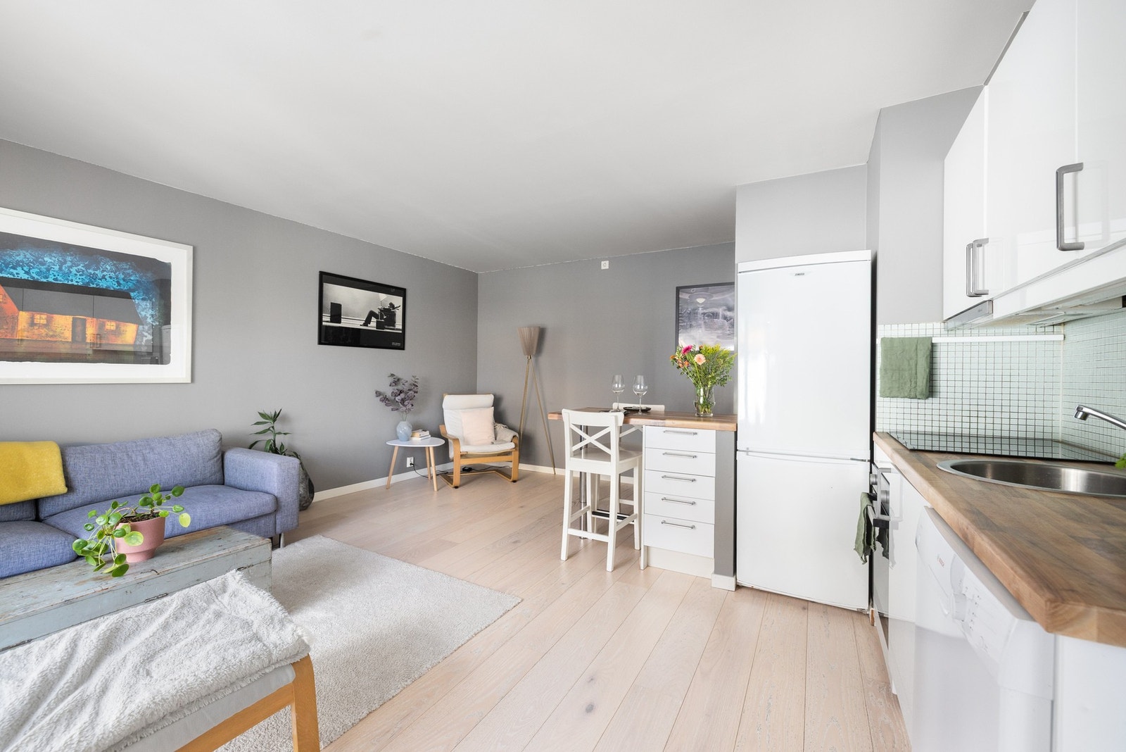 Stuen ligger i åpen løsning mot kjøkkenet, noe som gir en sosial og funksjonell planløsning. Galleribilde